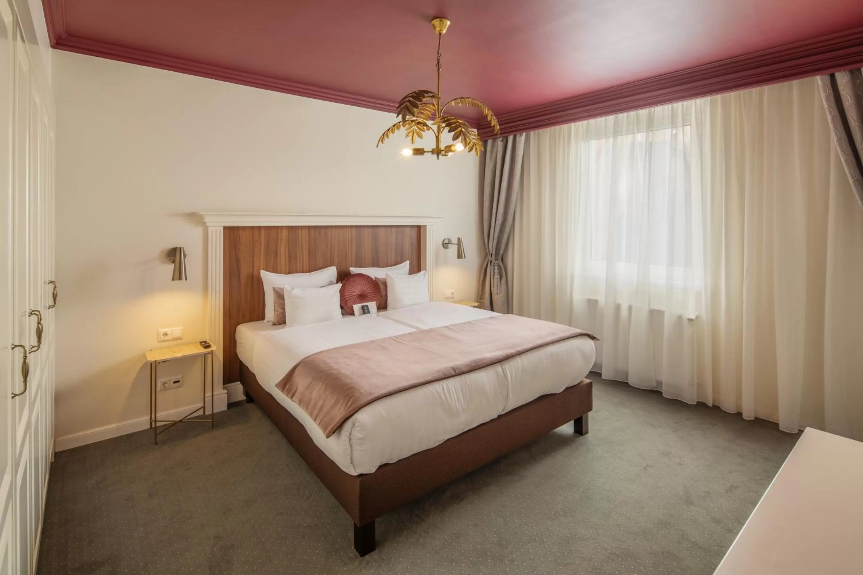 Deluxe King Suite in Queen's Court Hotel & Residence