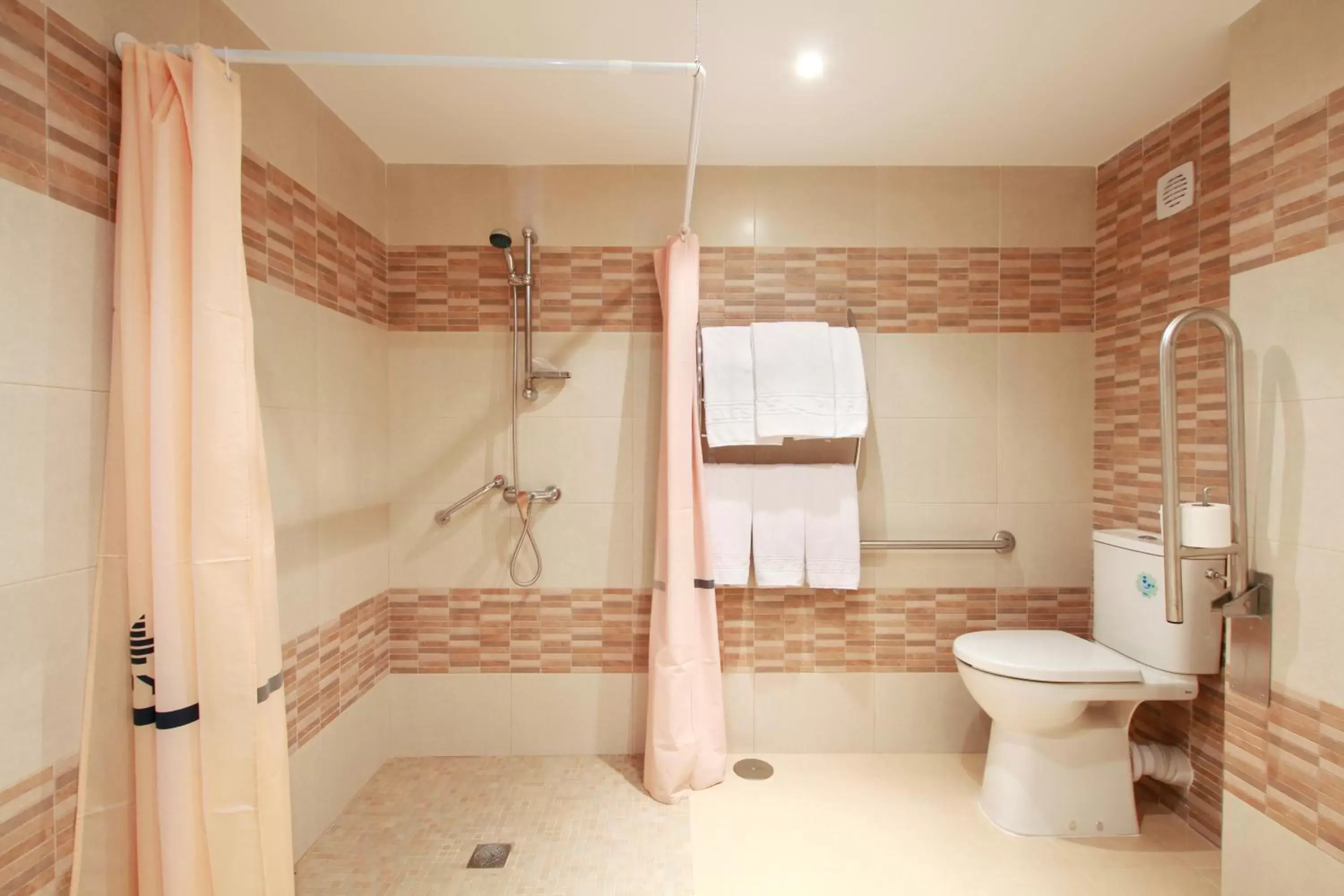 Shower, Bathroom in Hotel Apartamentos Pyr Fuengirola