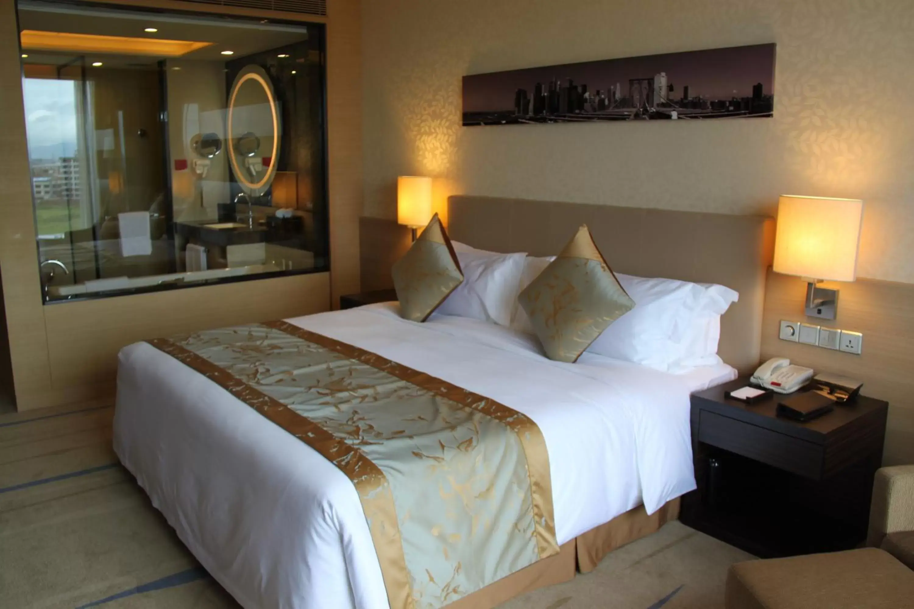 Bed in Crowne Plaza Guangzhou Huadu, an IHG Hotel