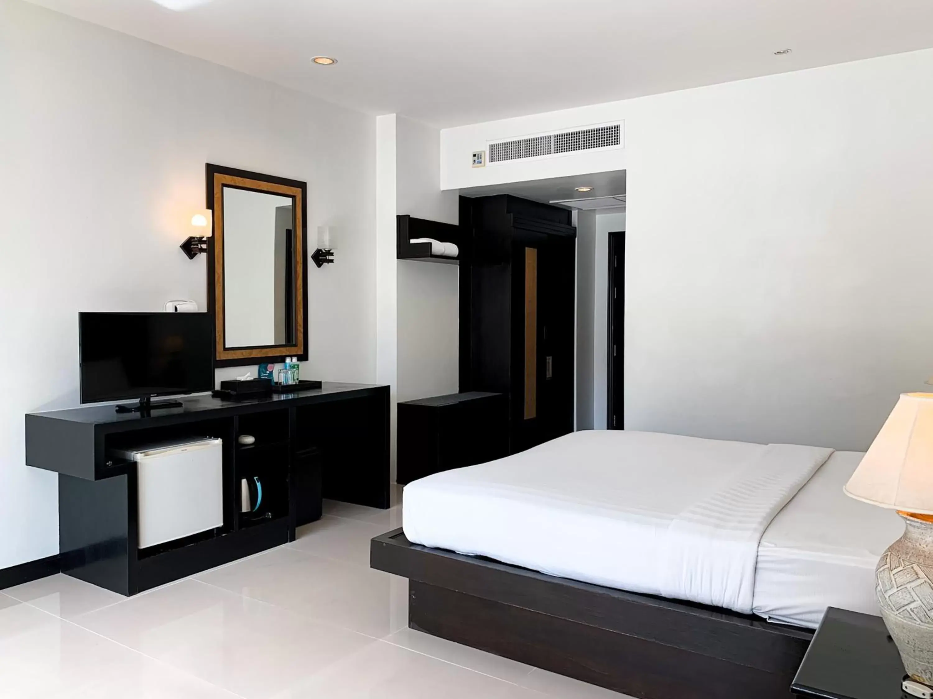 Photo of the whole room, Bed in Amata Patong