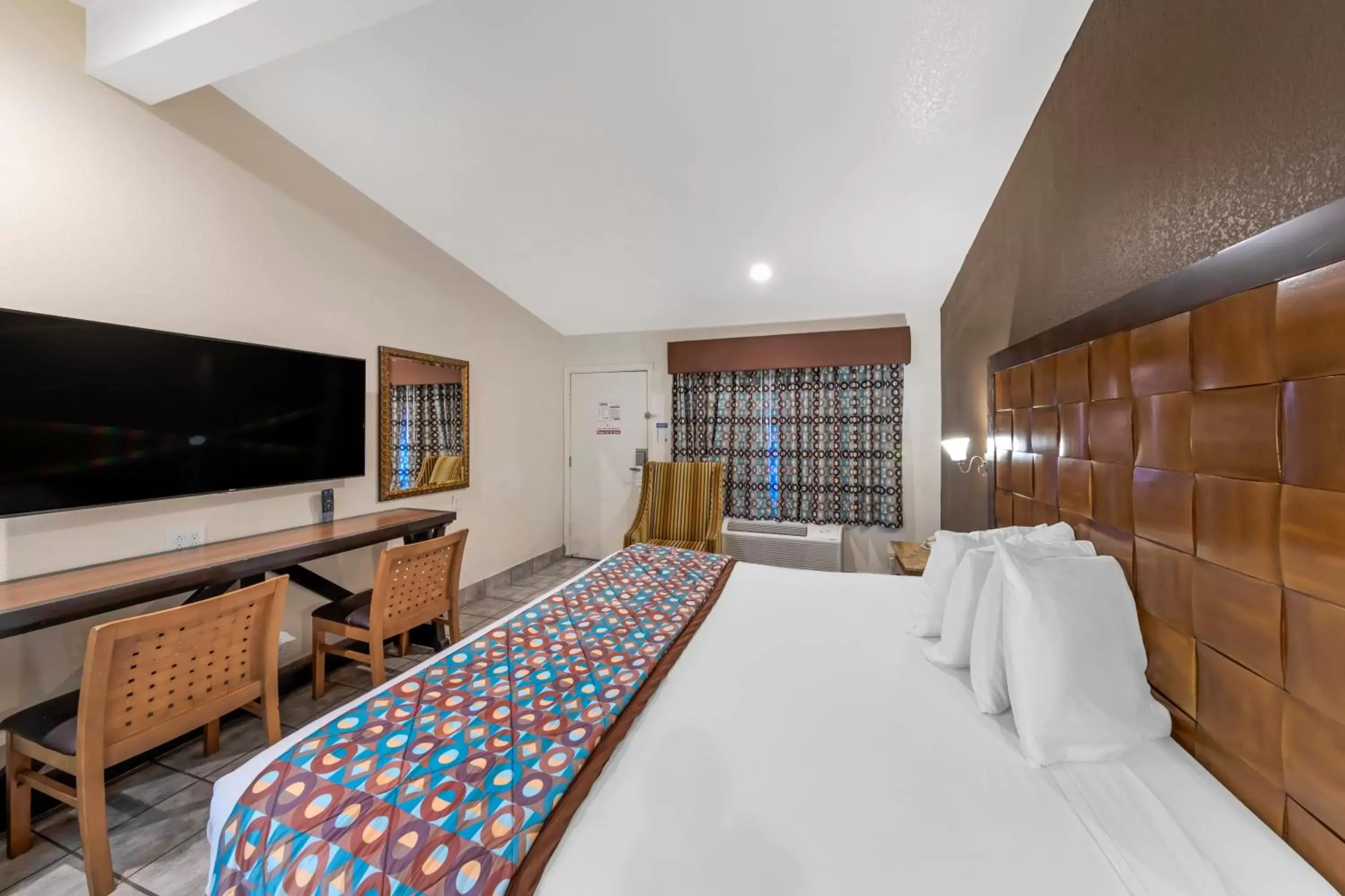 Photo of the whole room, Bed in Anaheim Discovery Inn and Suites Photo of the whole room, Bed in Anaheim Discovery Inn and Suites