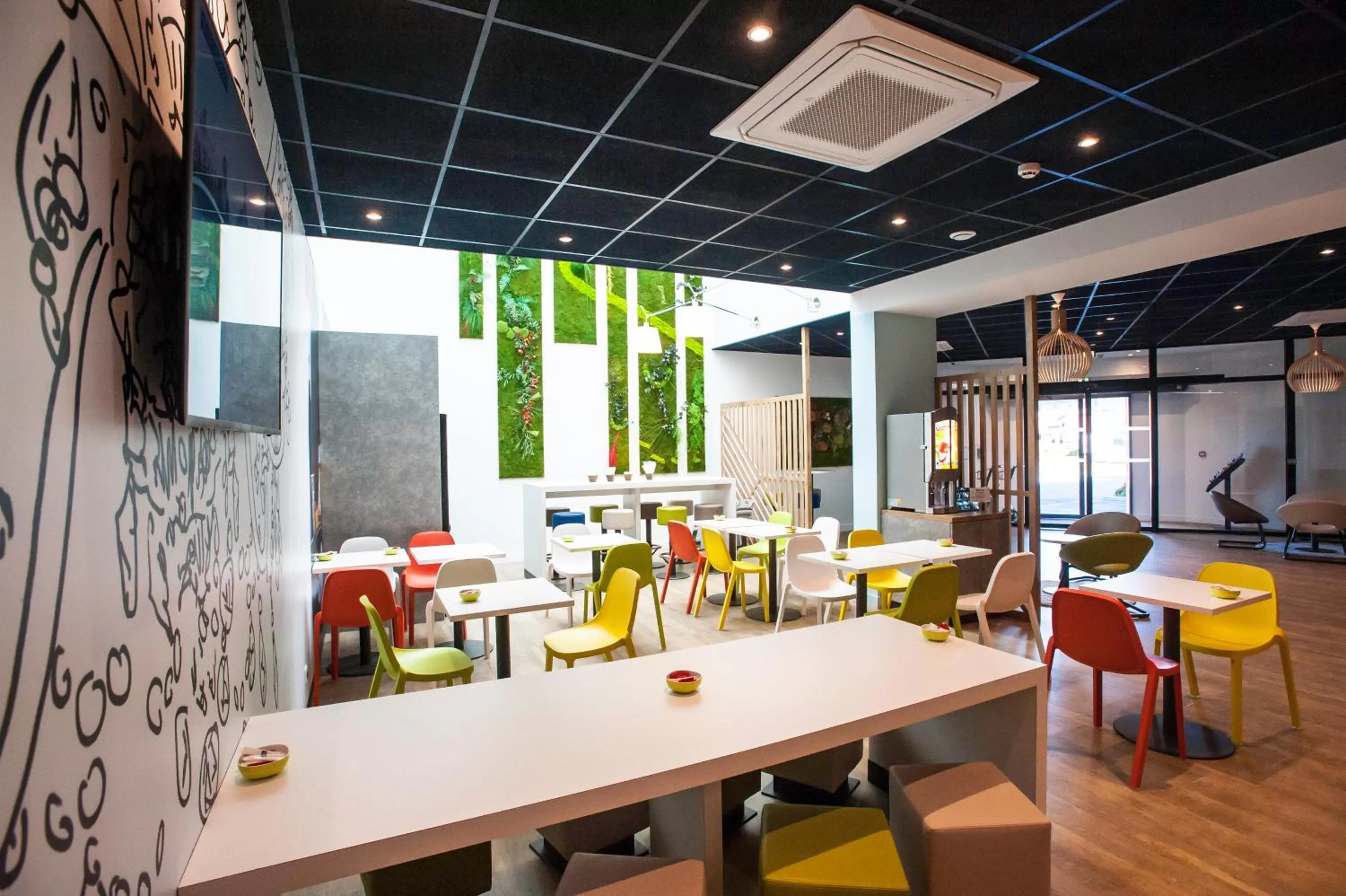 Decorative detail in Ibis Budget Château-Thierry