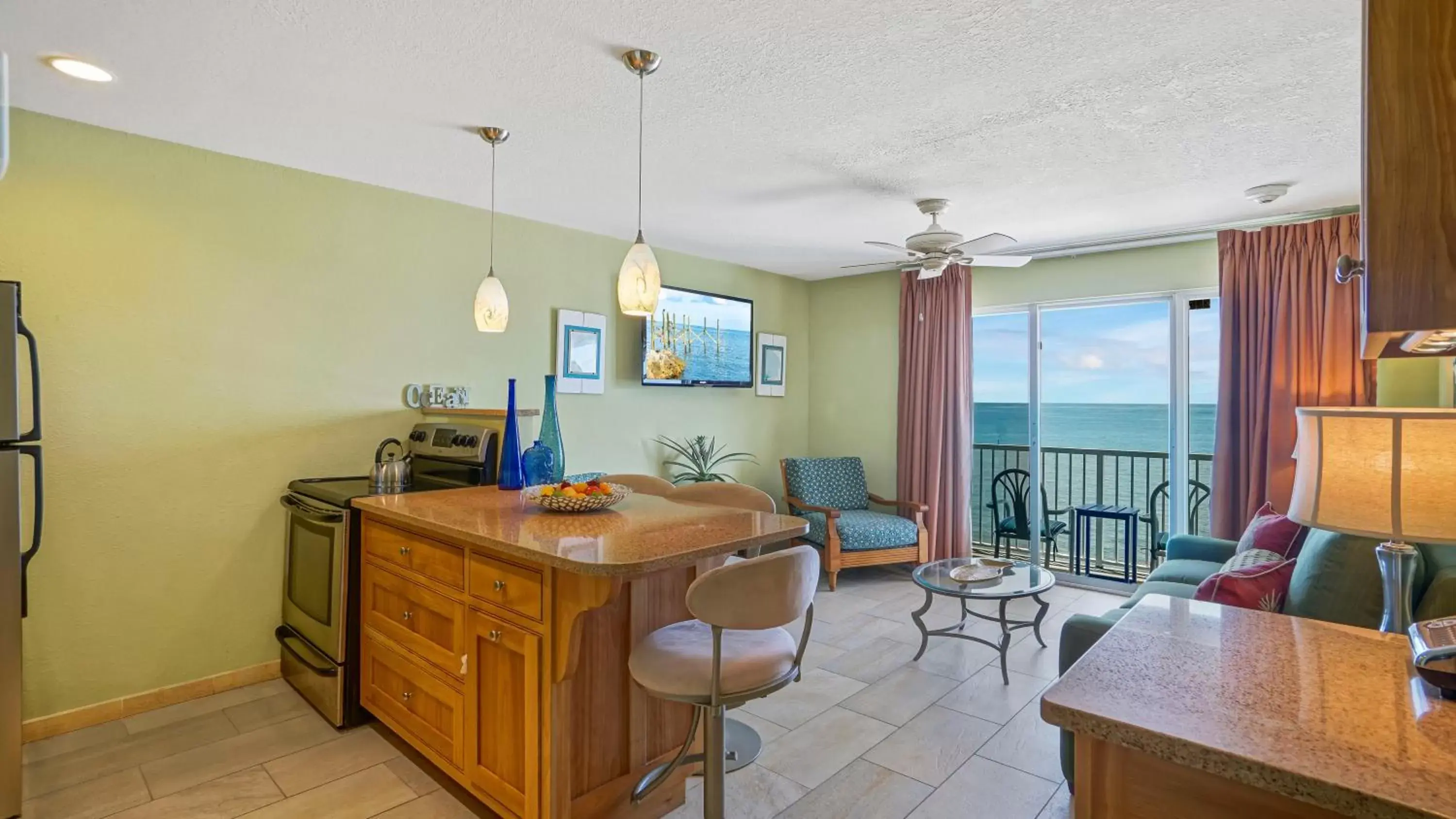 Living room in Glunz Ocean Beach Hotel and Resort