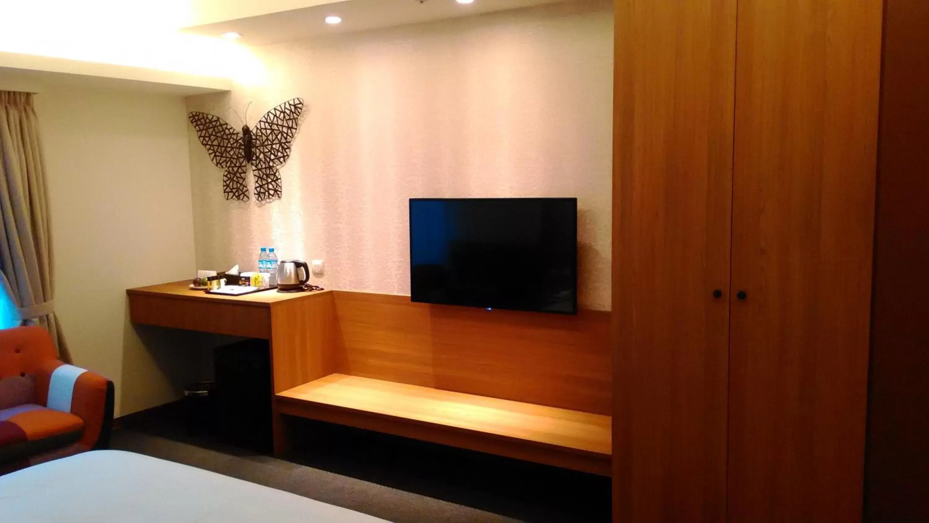 TV and multimedia, TV/Entertainment Center in Walker Hotel. Ximen