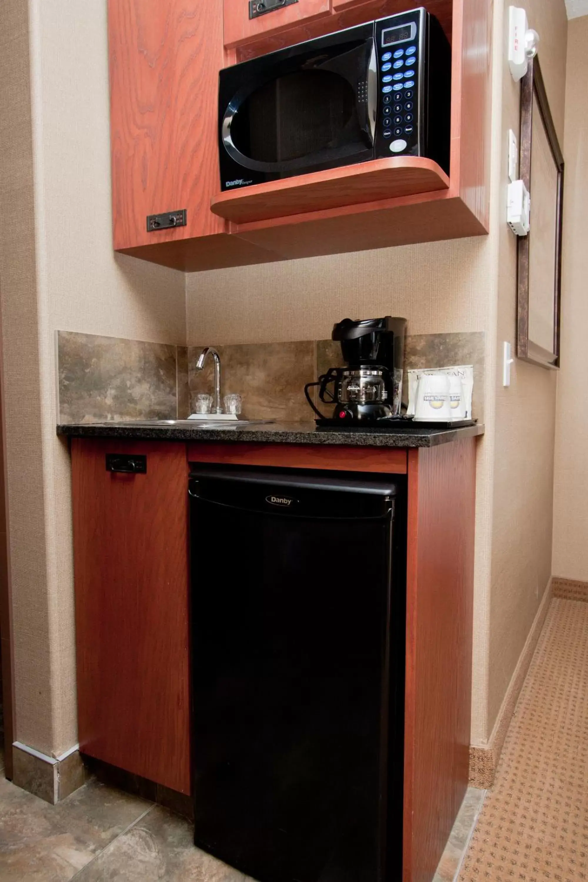 Kitchen or kitchenette, Kitchen/Kitchenette in Days Inn & Suites by Wyndham Strathmore