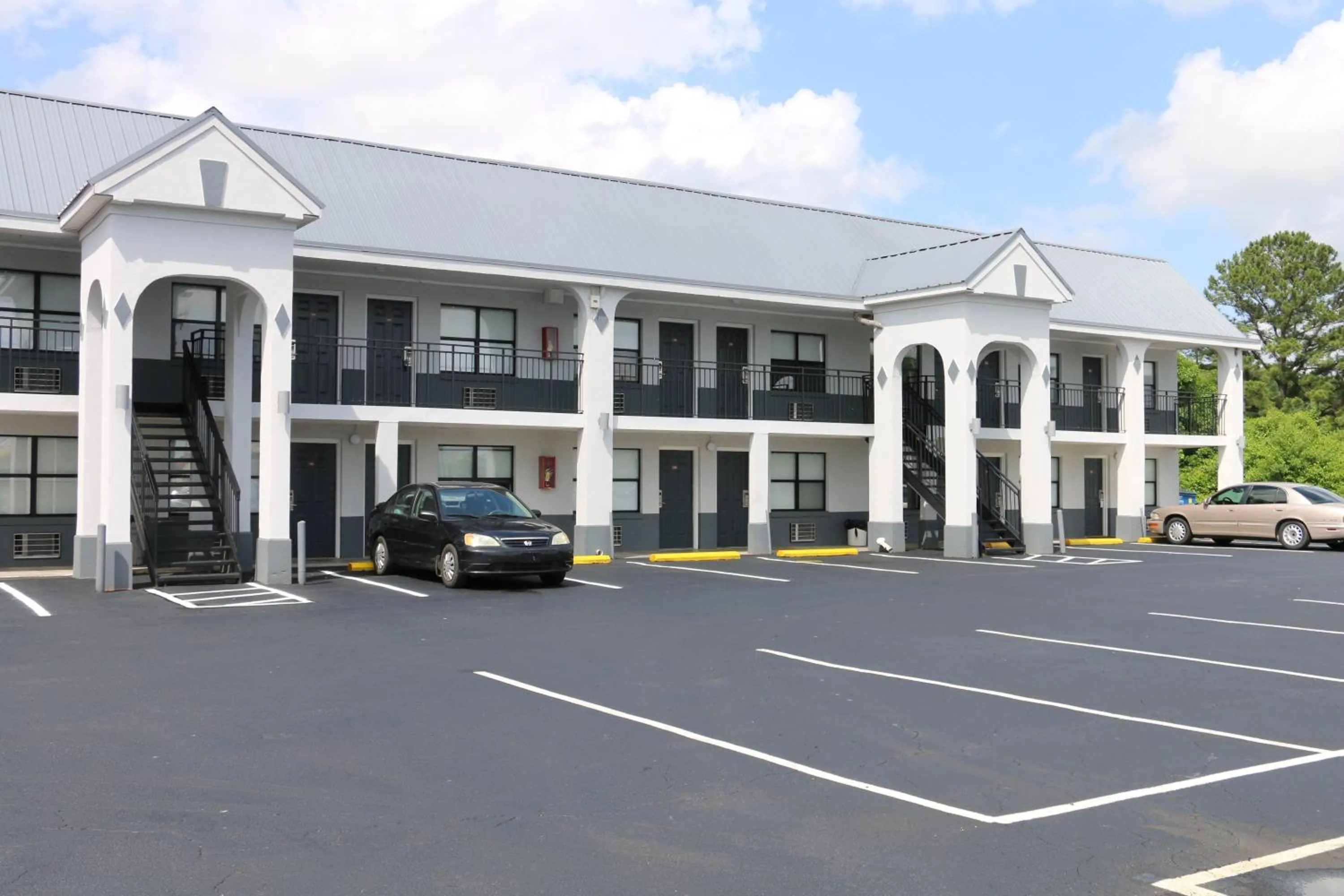 Property building in Travelodge by Wyndham Calhoun South I-75