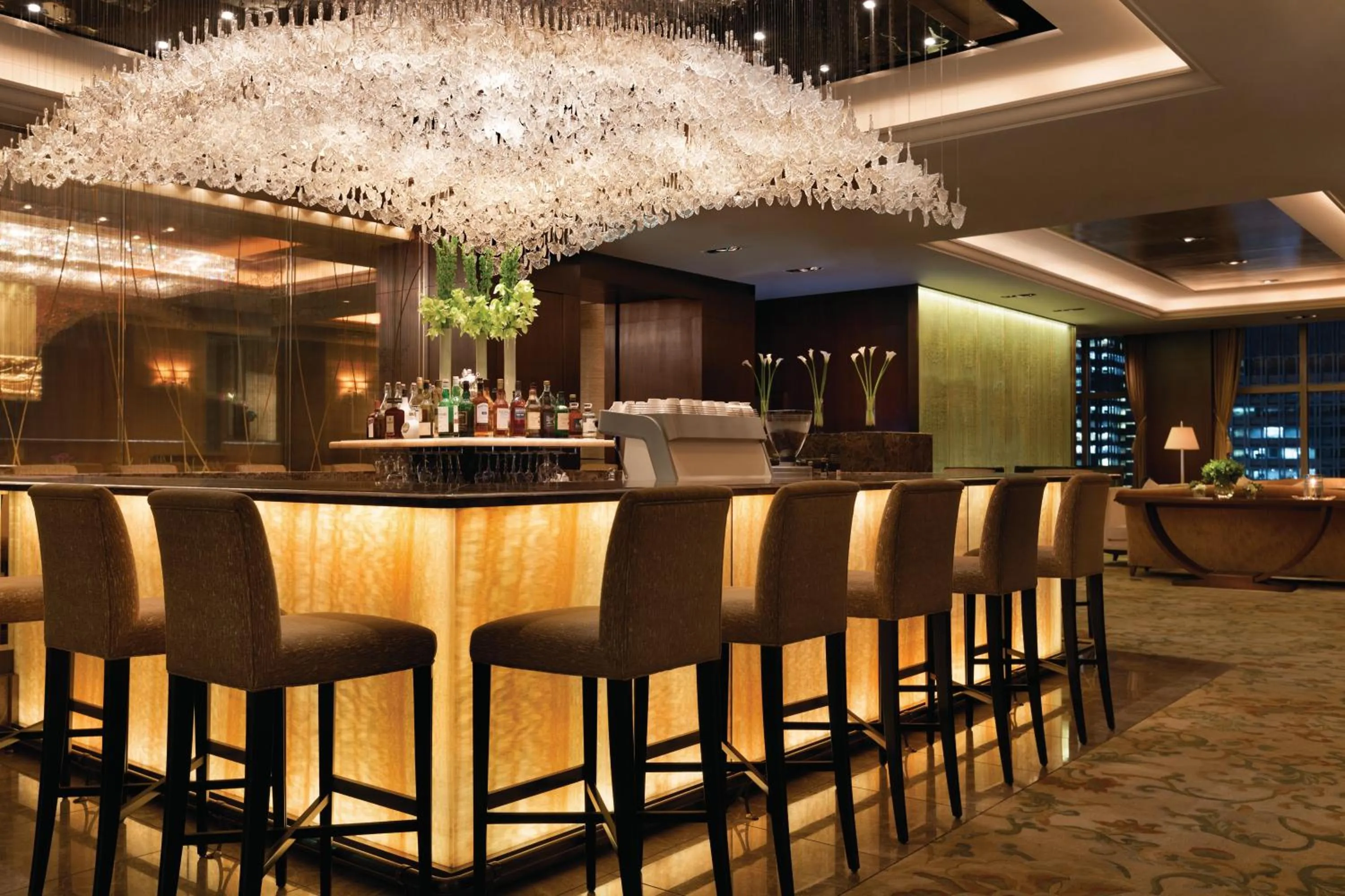 Lounge or bar in Shangri-La Tokyo