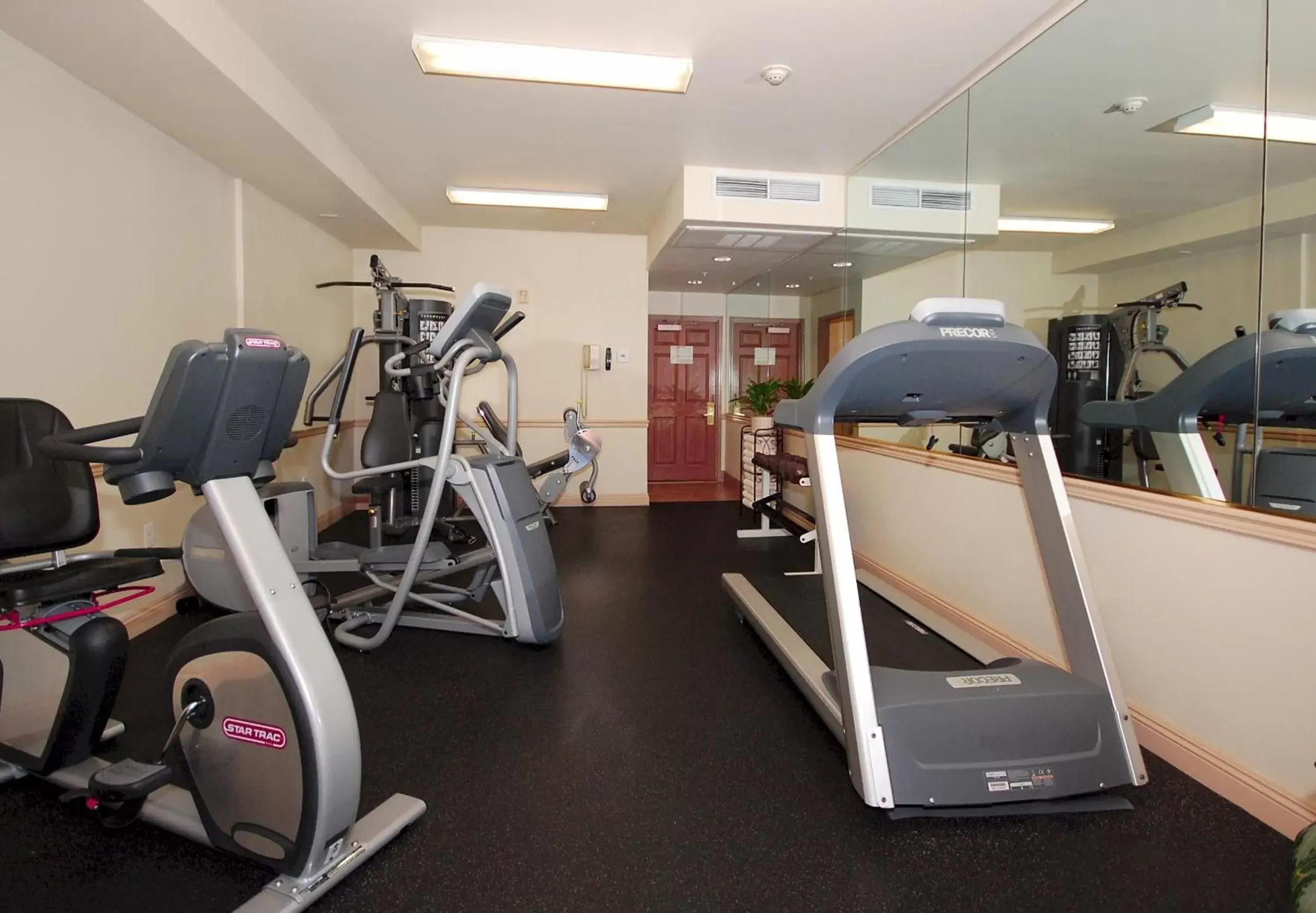 Fitness centre/facilities in Ayres Hotel Anaheim Fitness centre/facilities in Ayres Hotel Anaheim