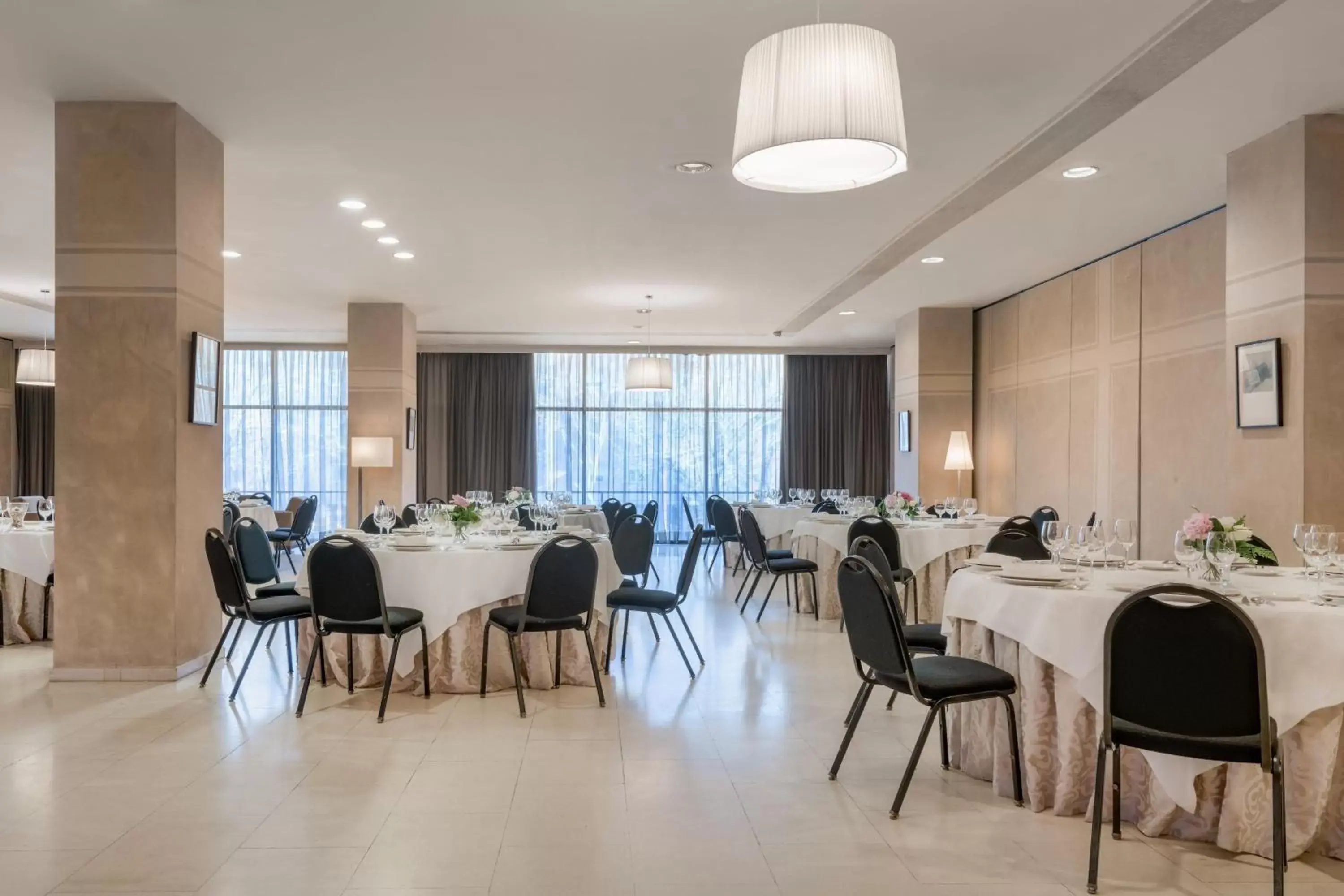 Meeting/conference room, Restaurant/Places to Eat in AC Hotel Guadalajara by Marriott, Spain