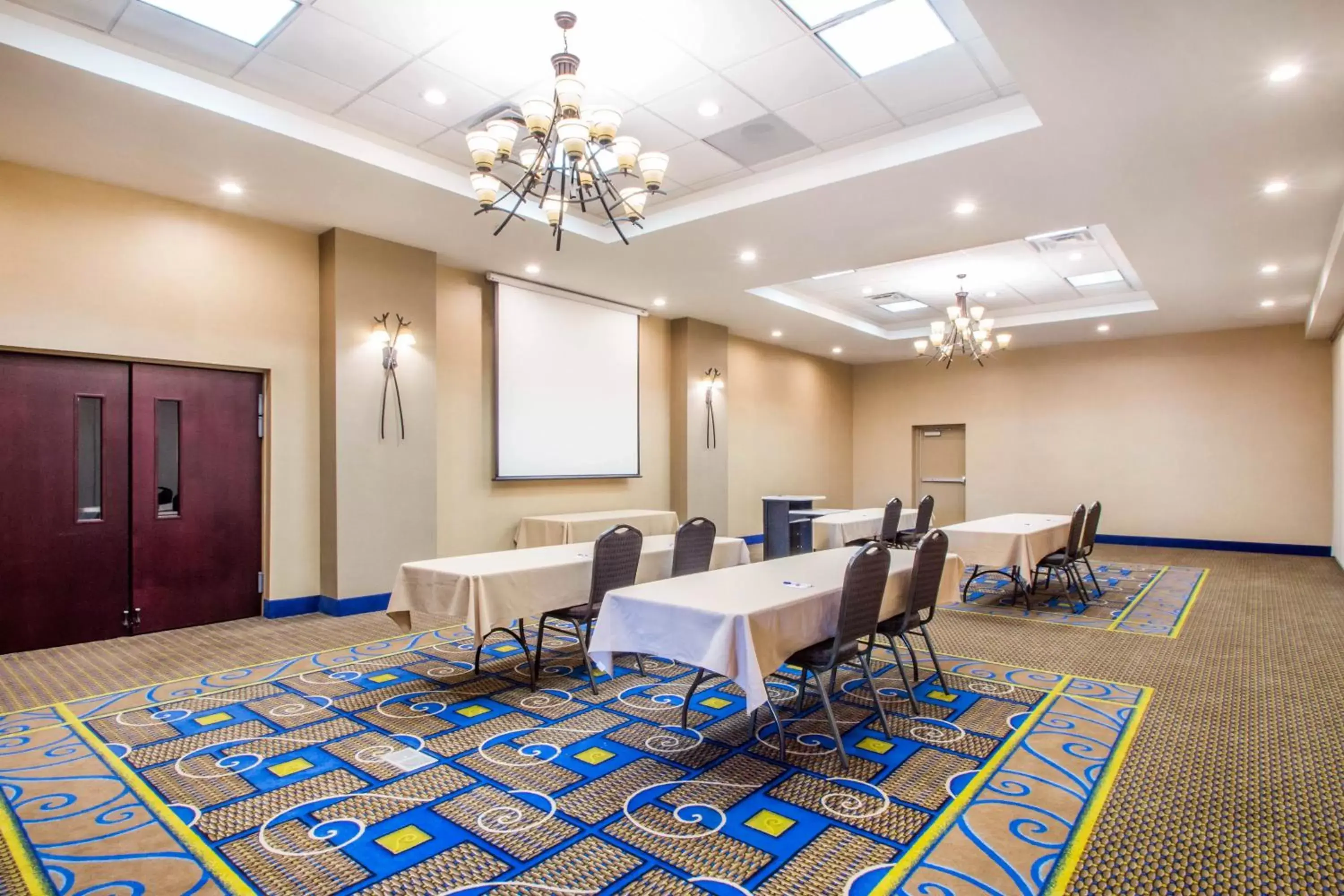 Meeting/conference room in Holiday Inn Express & Suites - Albany Airport - Wolf Road, an IHG Hotel