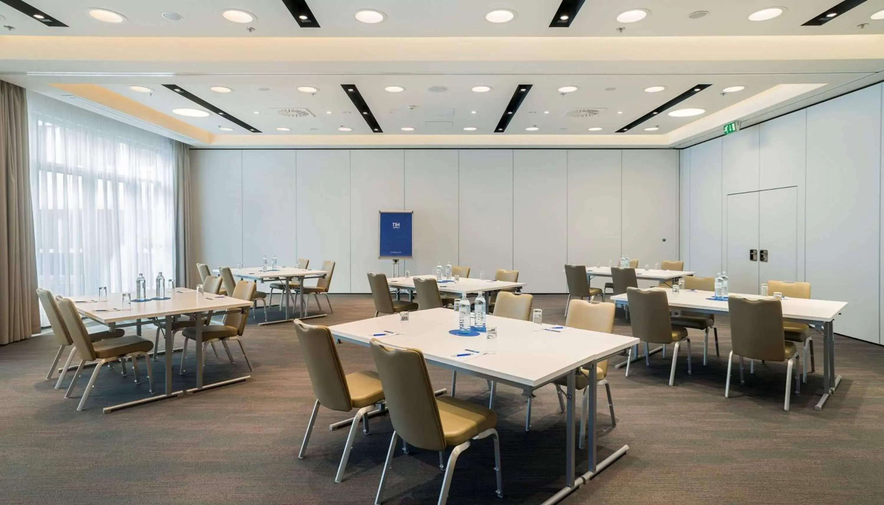 Meeting/conference room, Restaurant/Places to Eat in NH Danube City