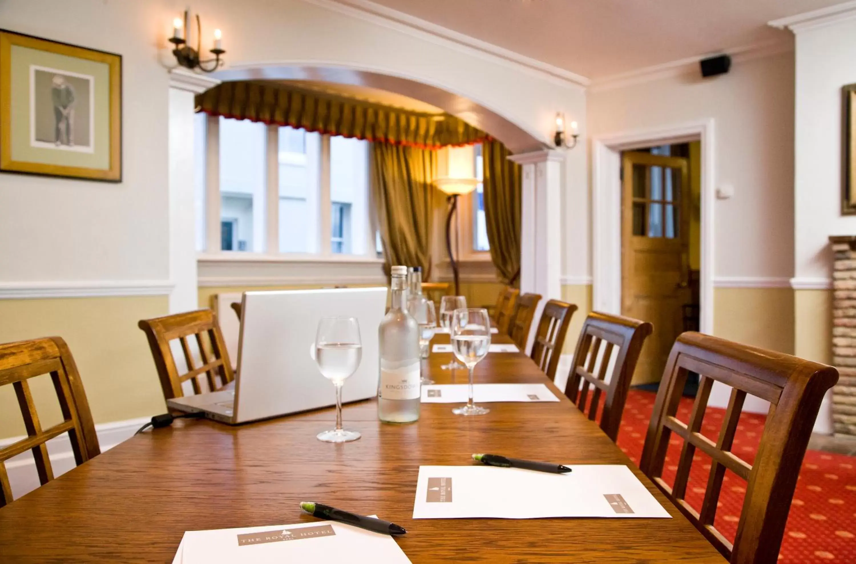 Business facilities, Restaurant/Places to Eat in Royal Hotel