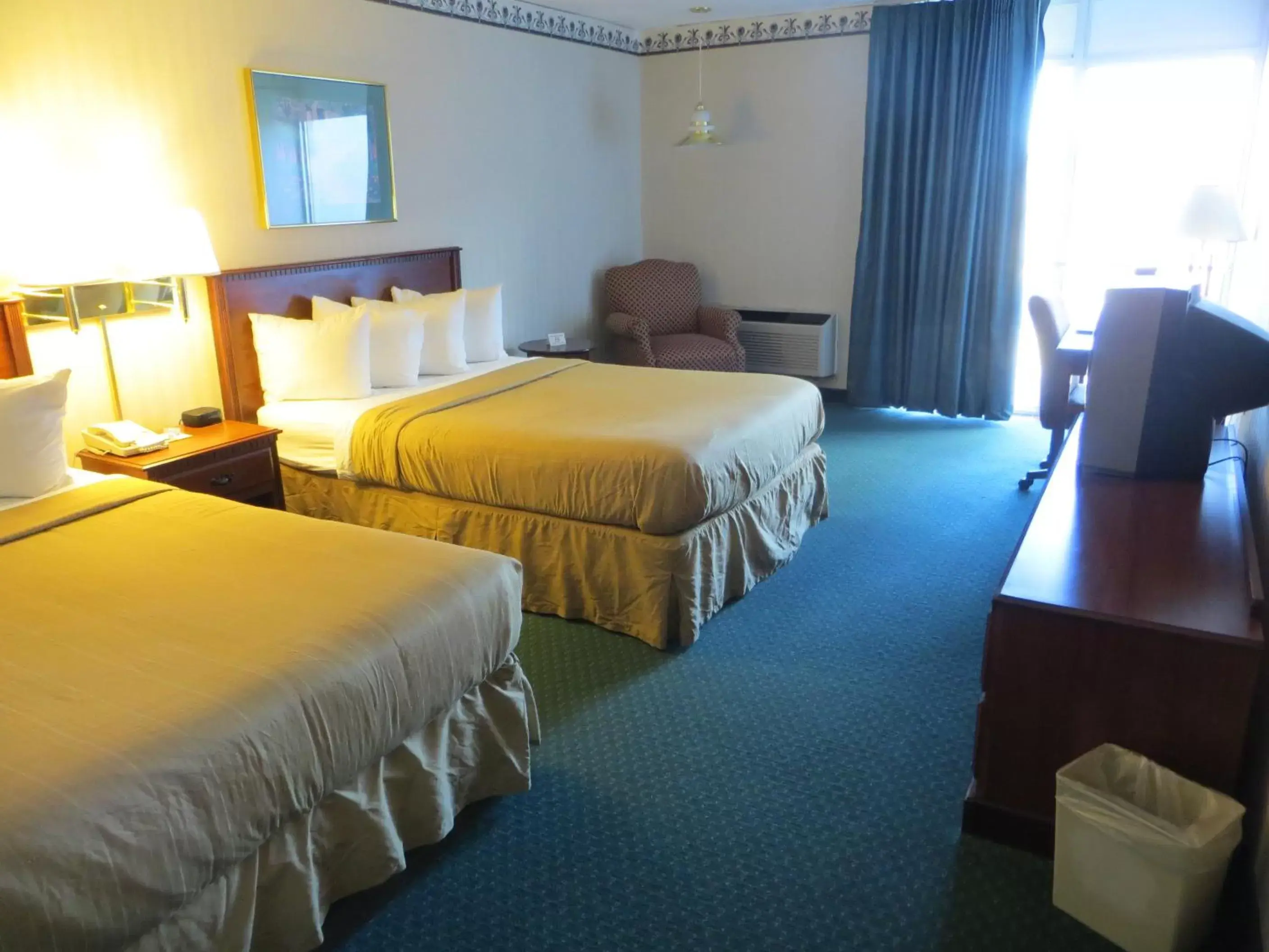 Double Room with Two Double Beds and Bath Tub - Mobility Accessible/Non-Smoking in Days Inn by Wyndham Grand Island I-80 Double Room with Two Double Beds and Bath Tub - Mobility Accessible/Non-Smoking in Days Inn by Wyndham Grand Island I-80