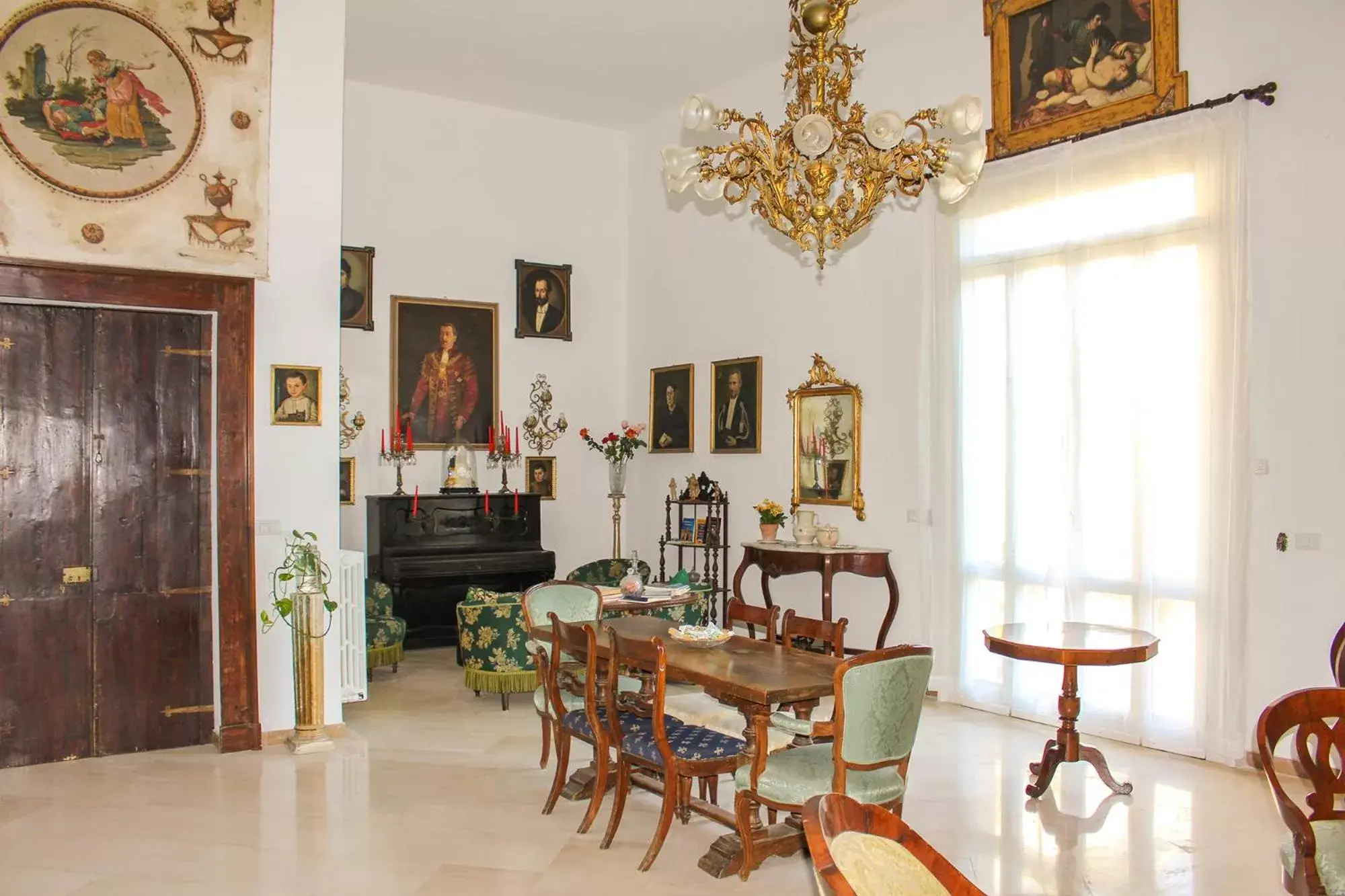 Communal lounge/ TV room, Dining Area in B&B Palazzo Sambiasi