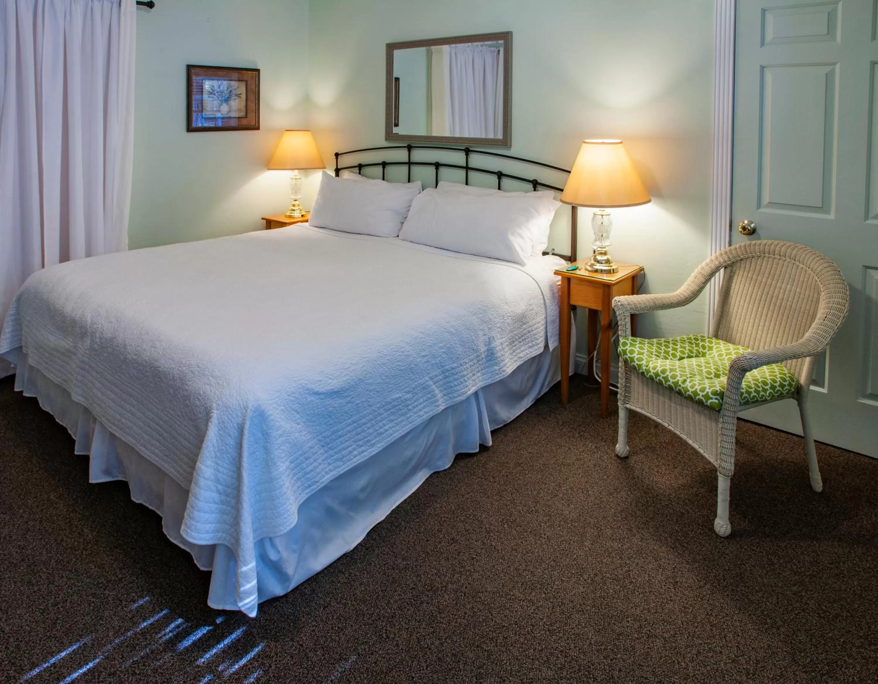 Bed in Cedar Court Inn