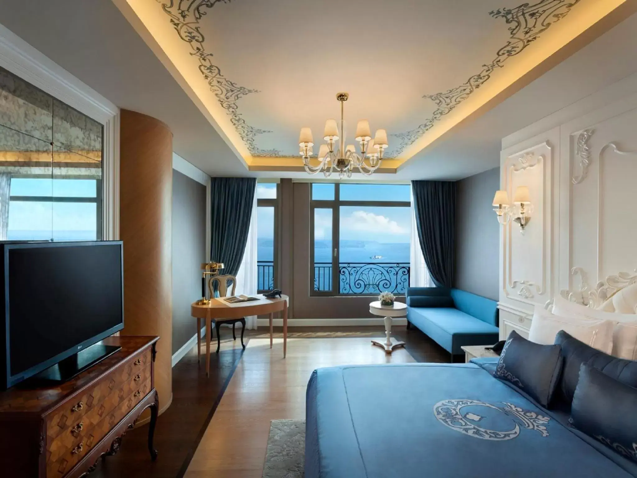 Bed, TV/Entertainment Center in CVK Park Bosphorus Hotel Istanbul