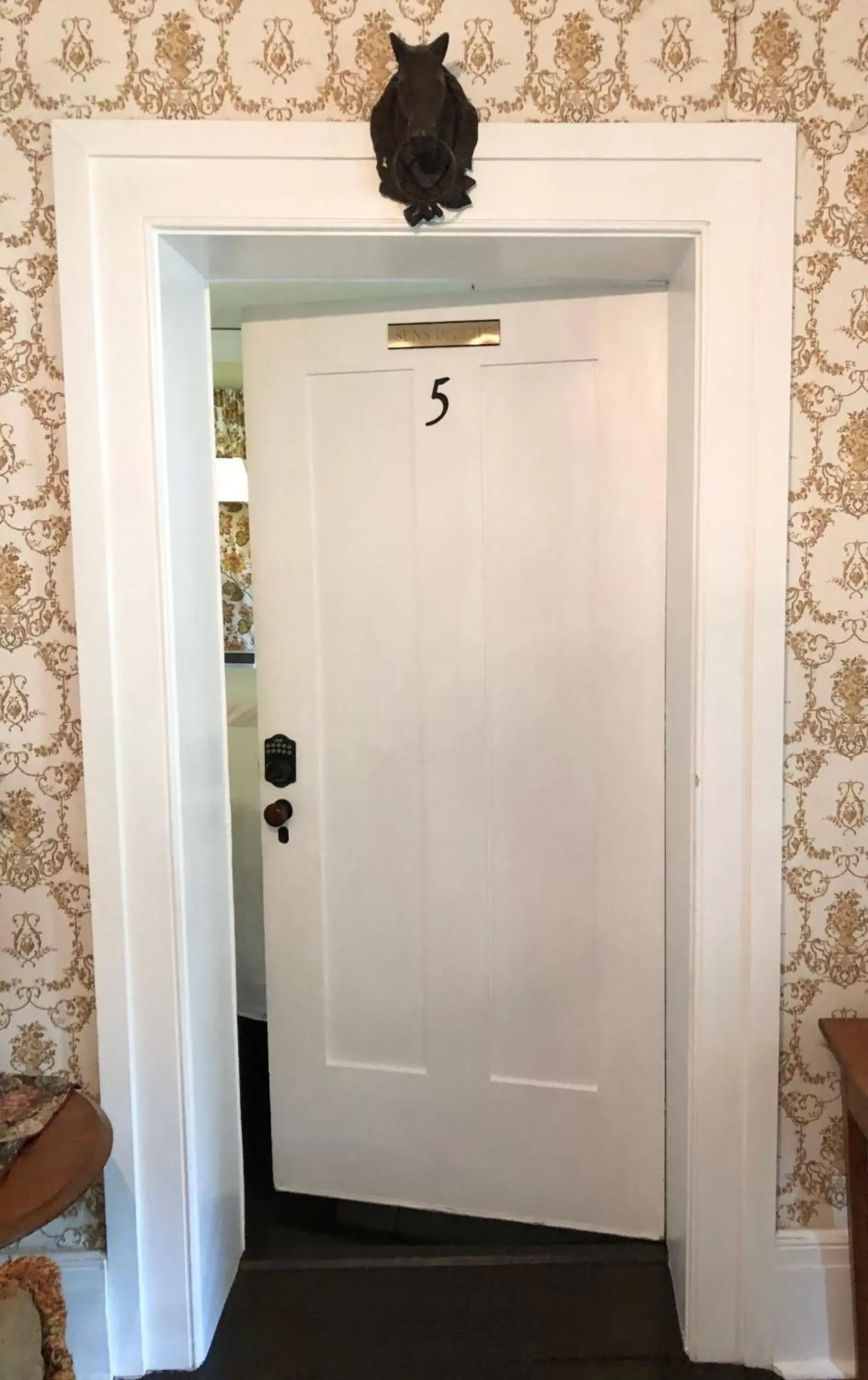 Bedroom, Bathroom in Belmont Inn