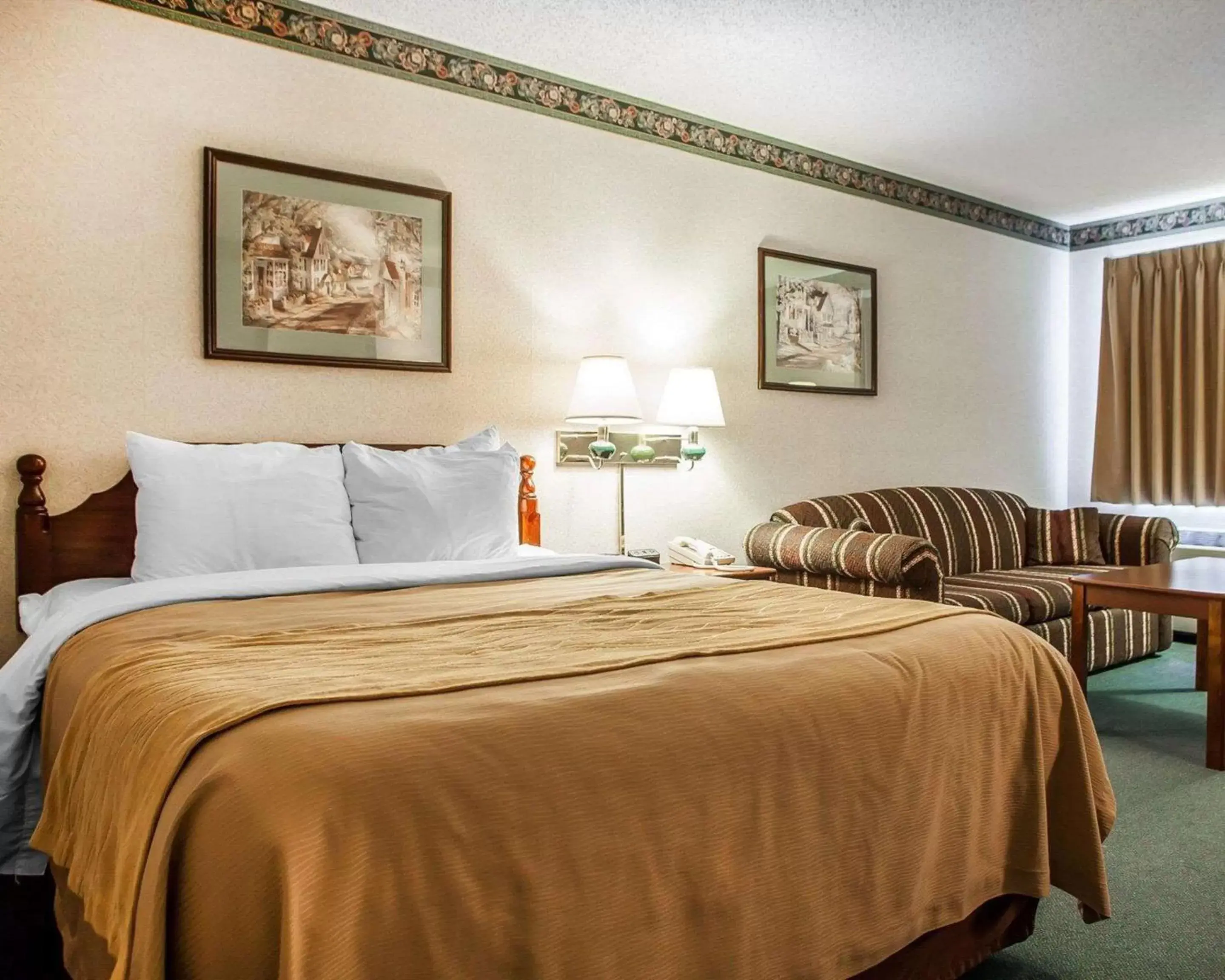 Photo of the whole room, Bed in Quality Inn Midway Photo of the whole room, Bed in Quality Inn Midway