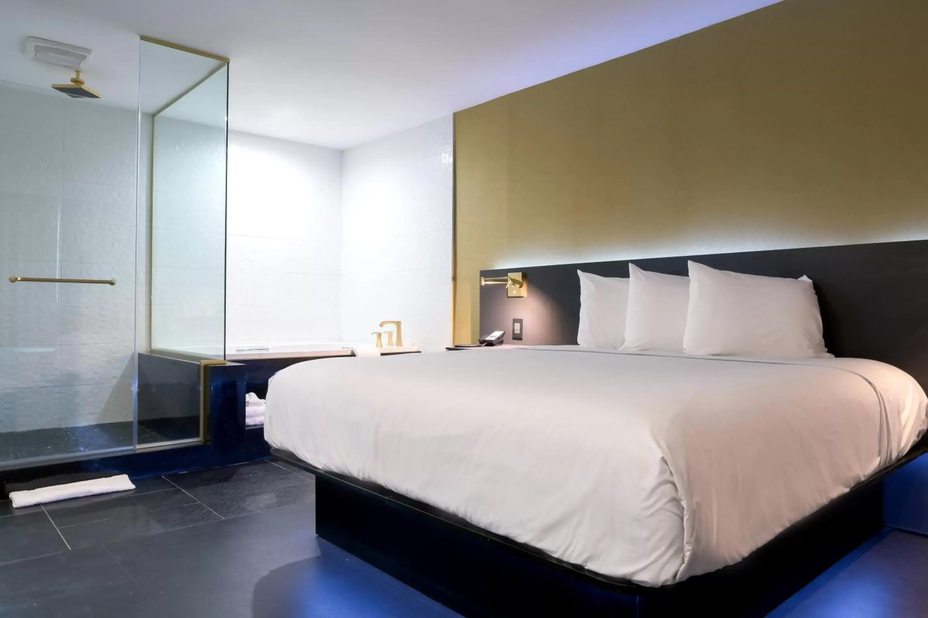 Bed in Glen Capri Inn and Suites - Burbank Universal