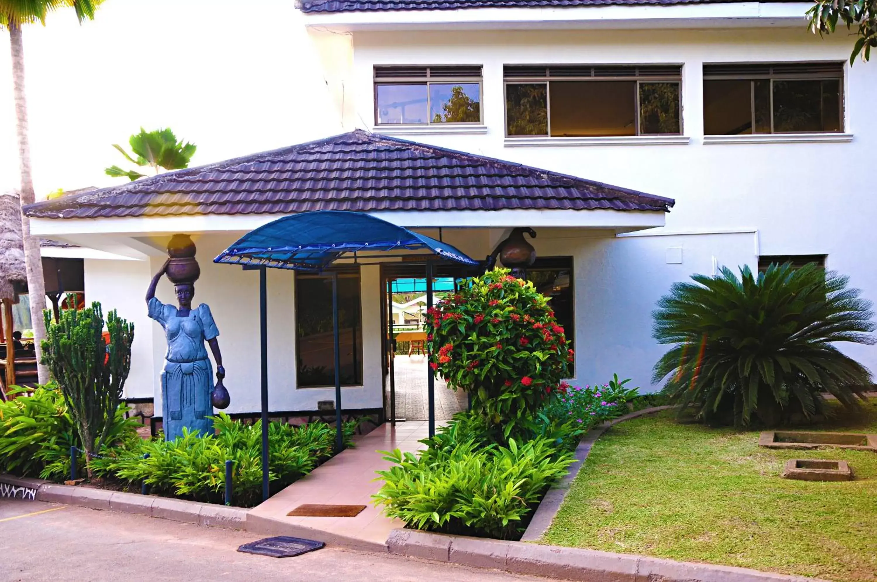 Facade/entrance, Property Building in Dolphin Suites