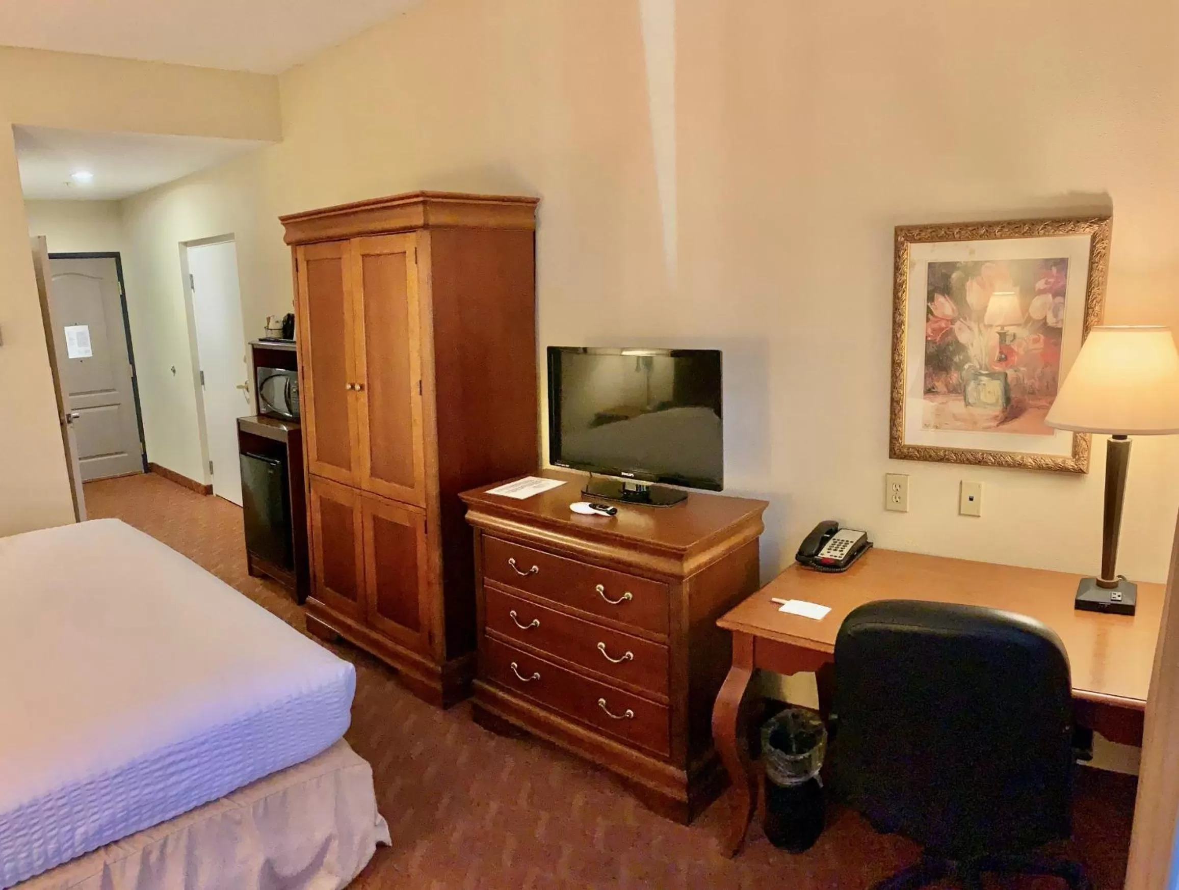 King Room with Roll in Shower in Country Inn & Suites by Radisson, Potomac Mills Woodbridge, VA