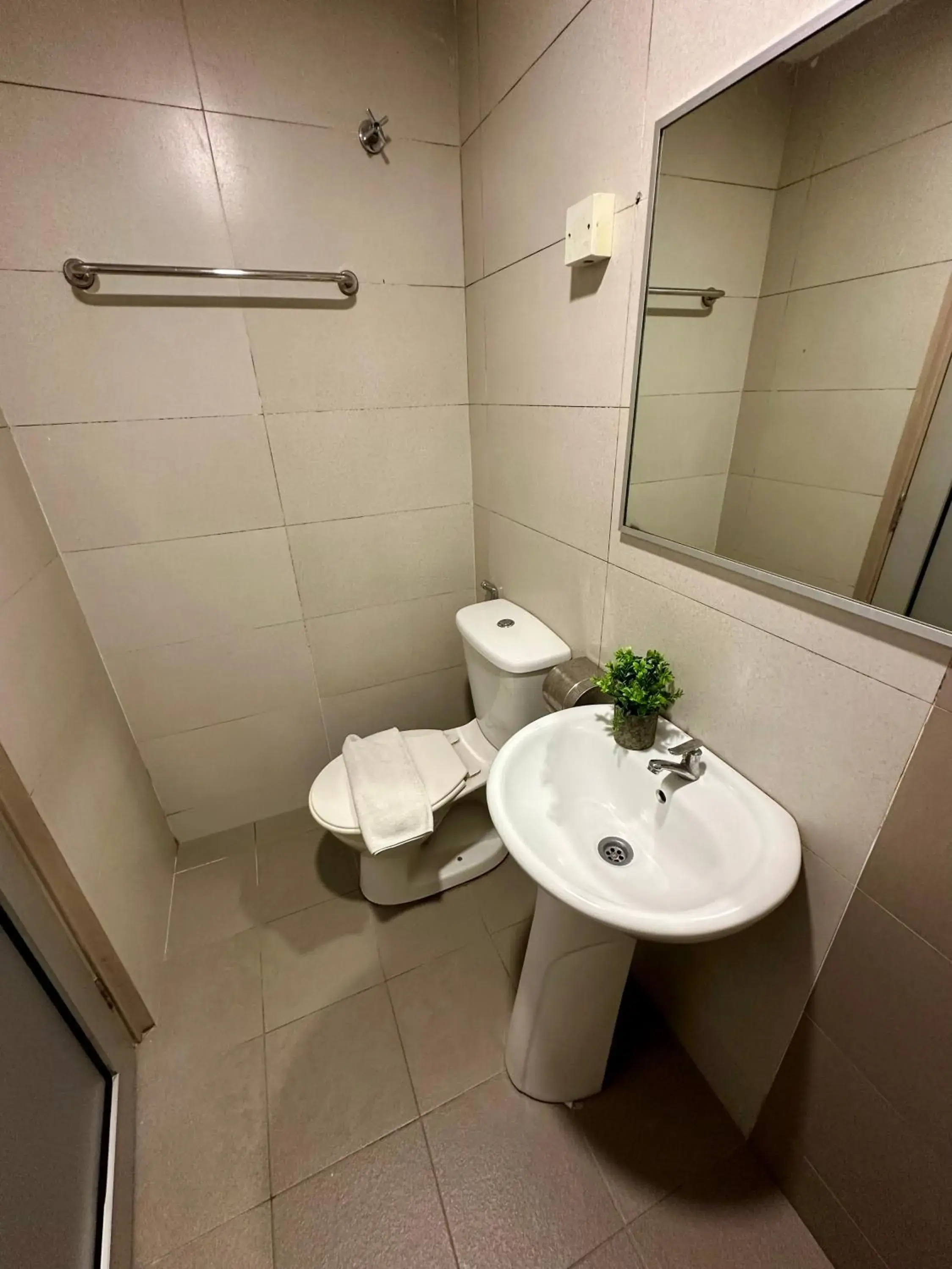 Shower, Bathroom in Swiss Cottage Hotel