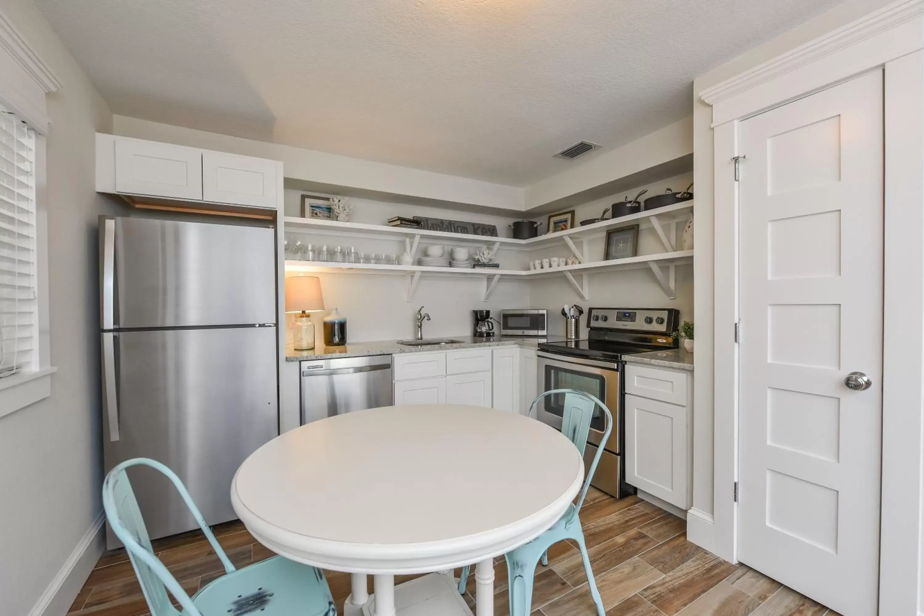 Kitchen or kitchenette, Dining Area in Tropical Breeze Resort