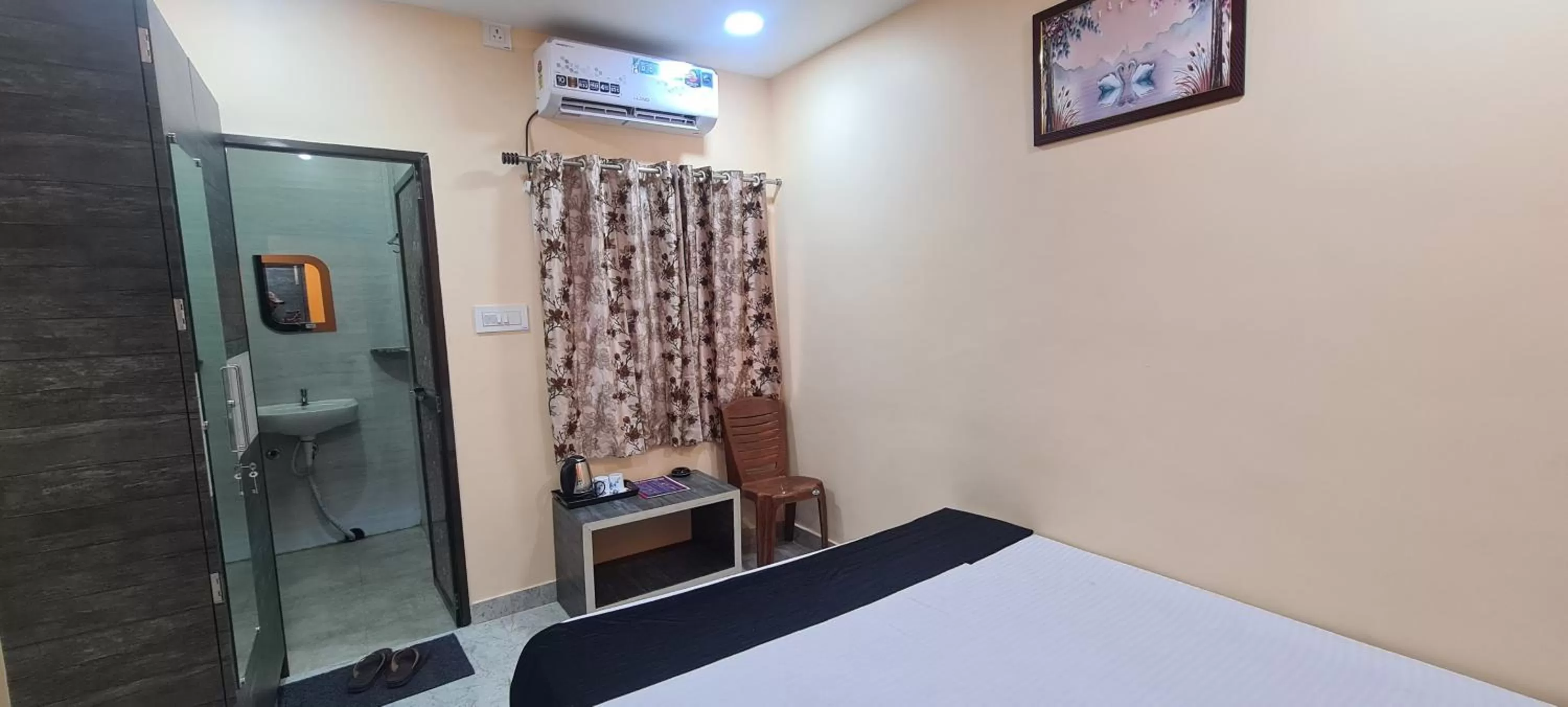 air conditioner, Bed in HOTEL MANORAMA PALACE