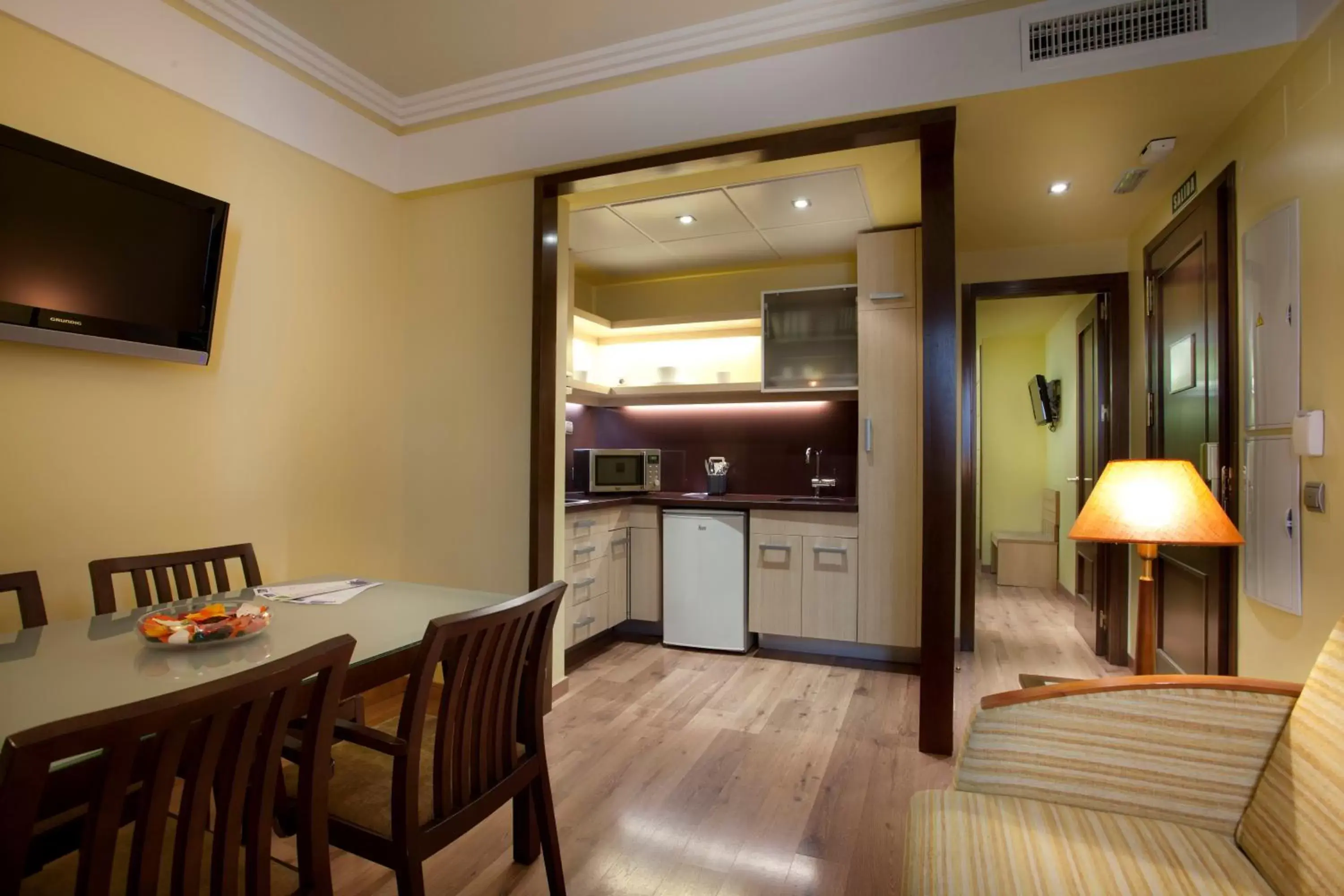 Photo of the whole room, Kitchen/Kitchenette in Suites Gran Vía 44