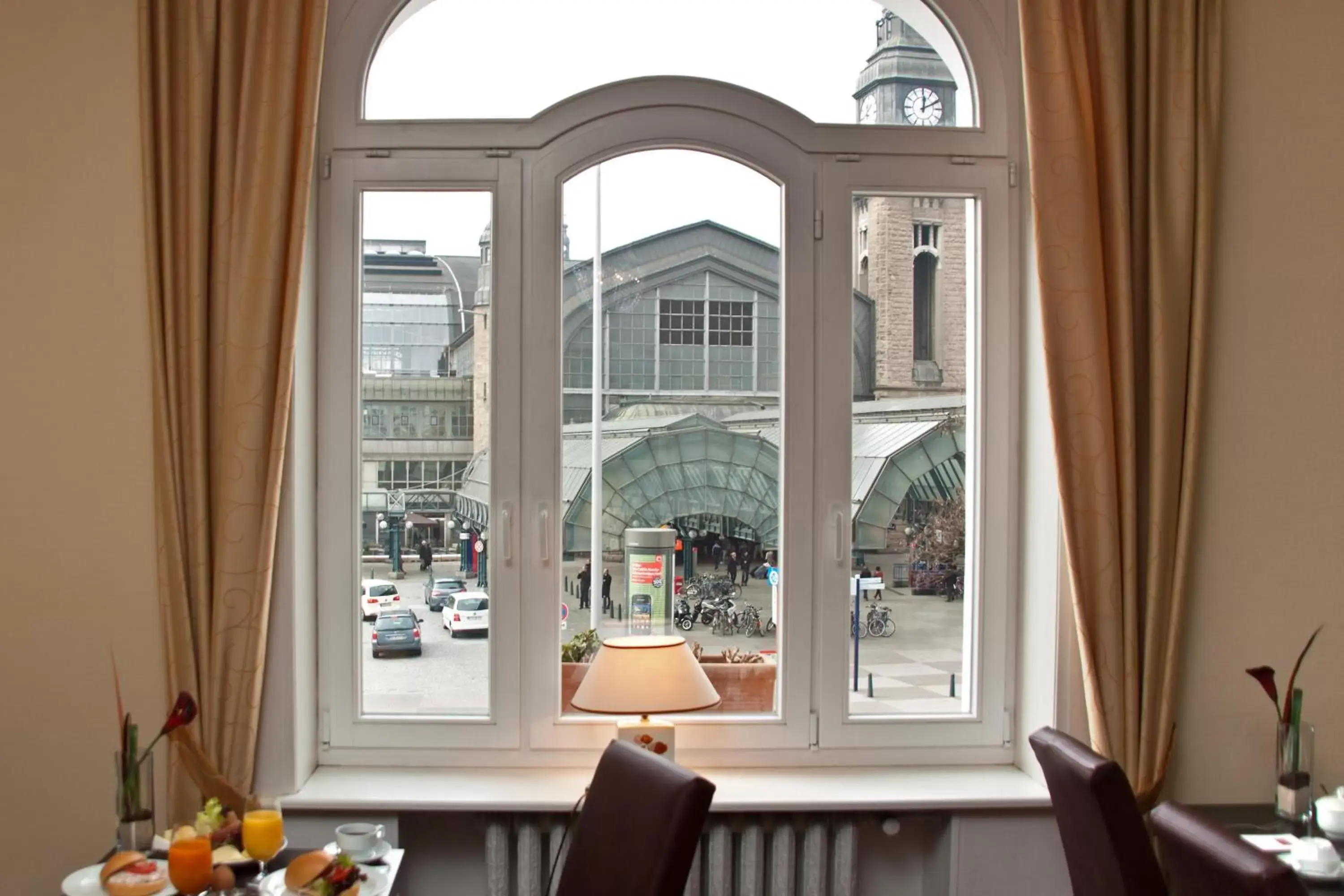 Restaurant/places to eat, Nearby Landmark in Novum Hotel Kronprinz Hamburg Hauptbahnhof