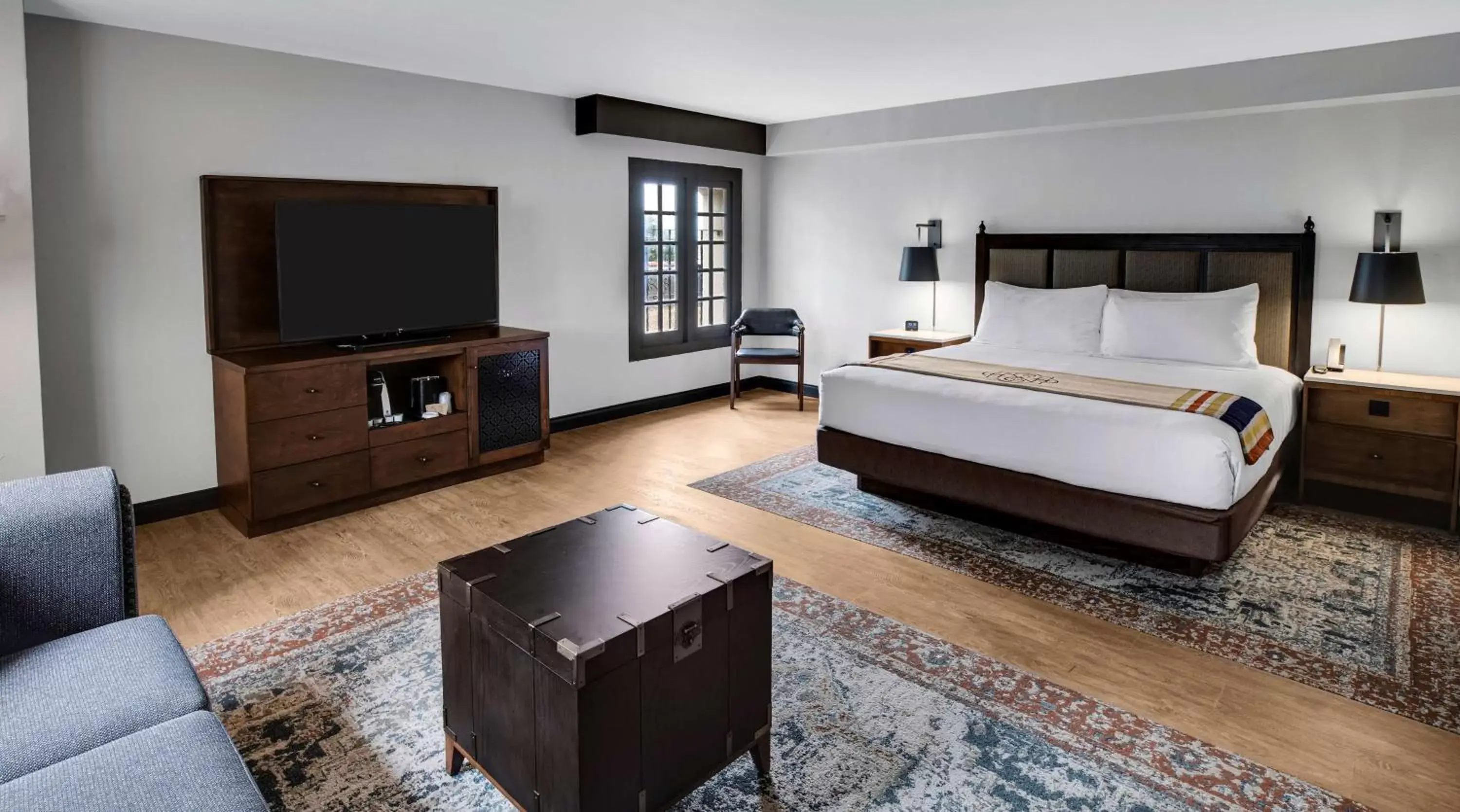 Bedroom, TV/Entertainment Center in Estancia del Norte San Antonio, A Tapestry Hotel by Hilton