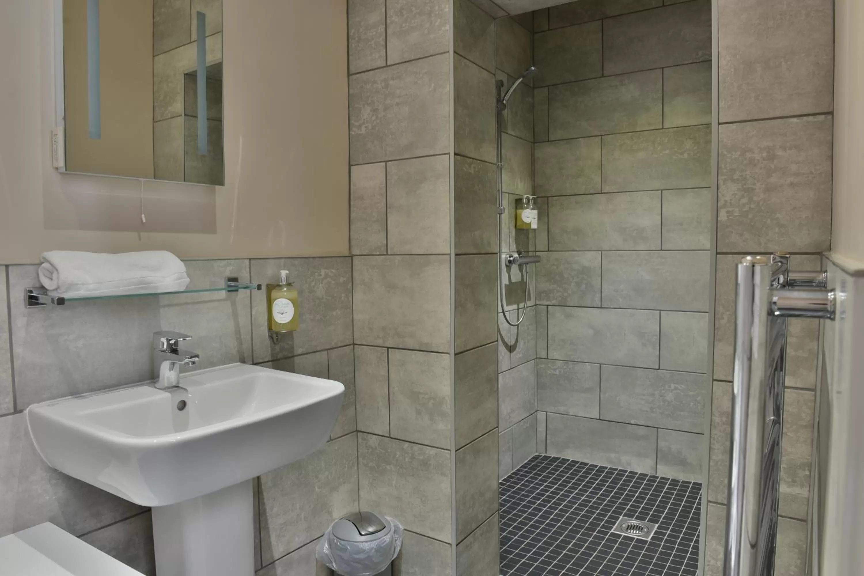 Shower in The Loddon Swan