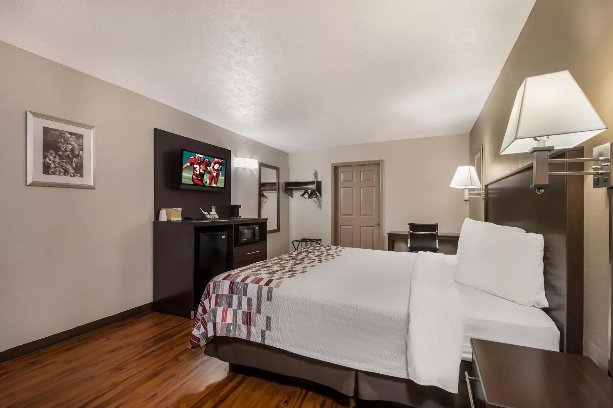 Photo of the whole room, Bed in Red Roof Inn Crossville