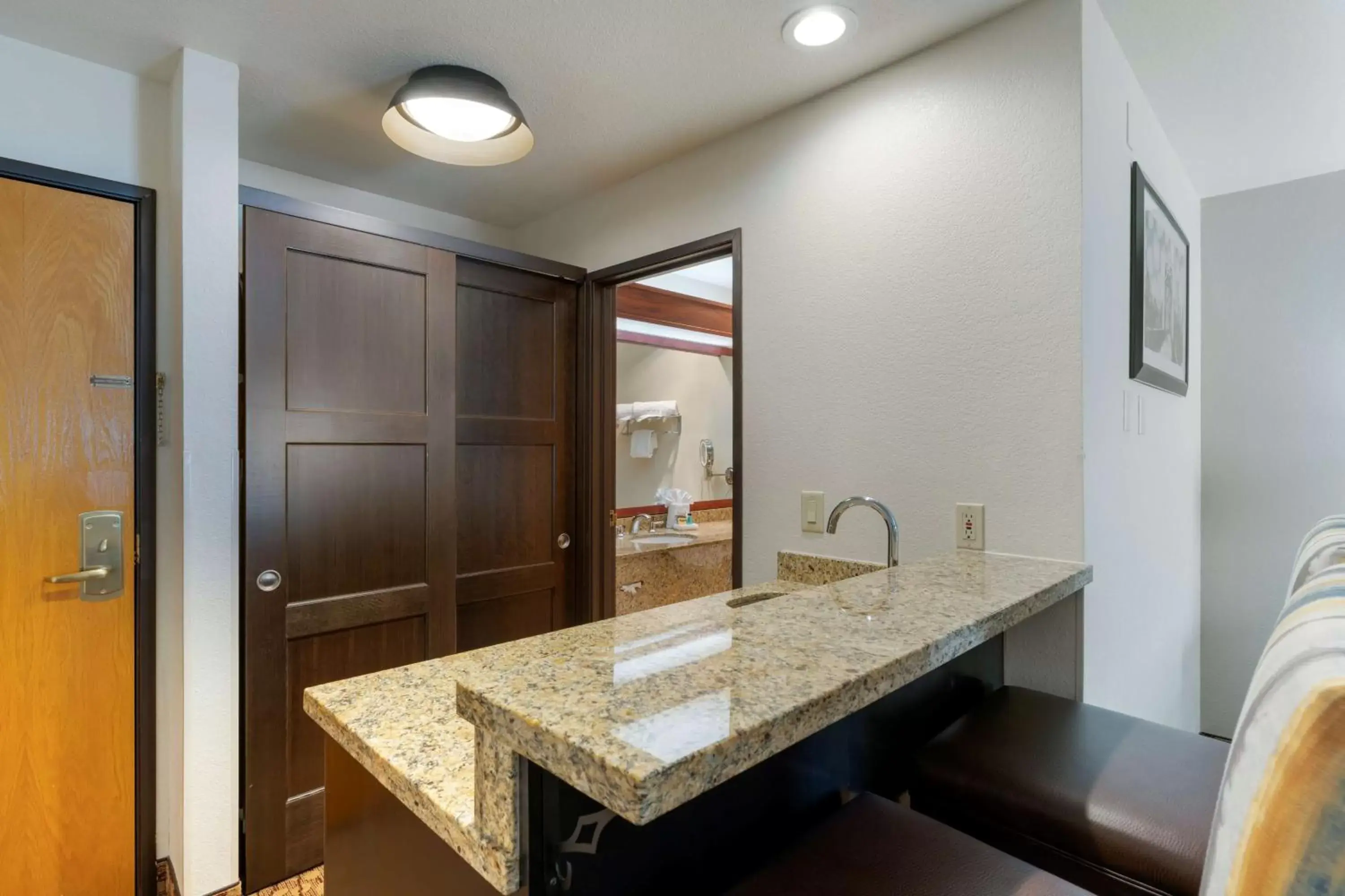 Photo of the whole room, Bathroom in Best Western Plus Mill Creek Inn