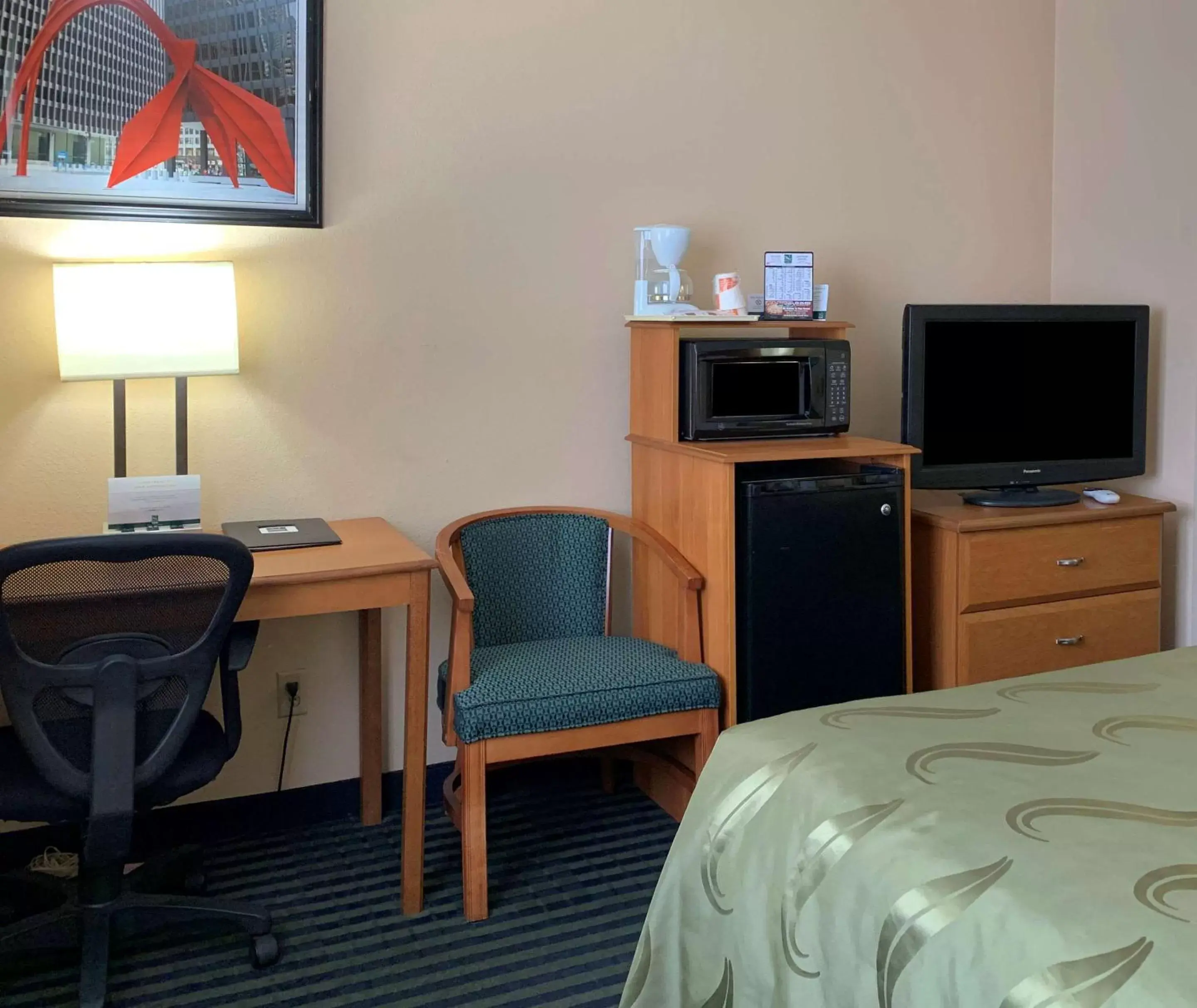 Photo of the whole room, TV/Entertainment Center in Quality Inn Ottawa near Starved Rock State Park