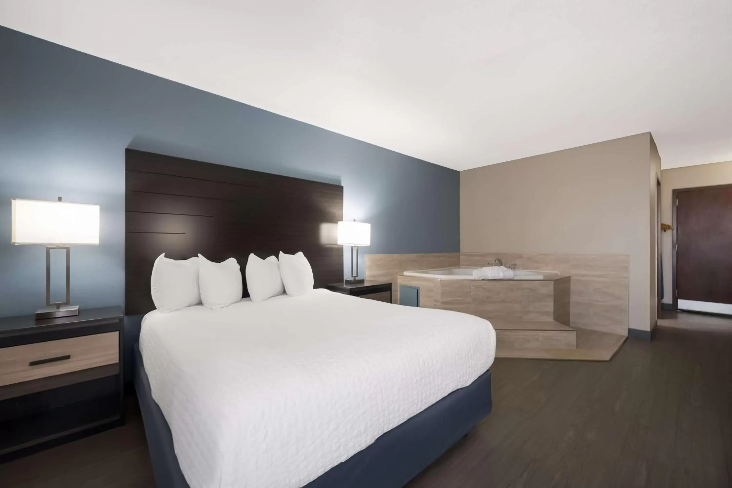Bedroom, Bed in Best Western Executive Inn