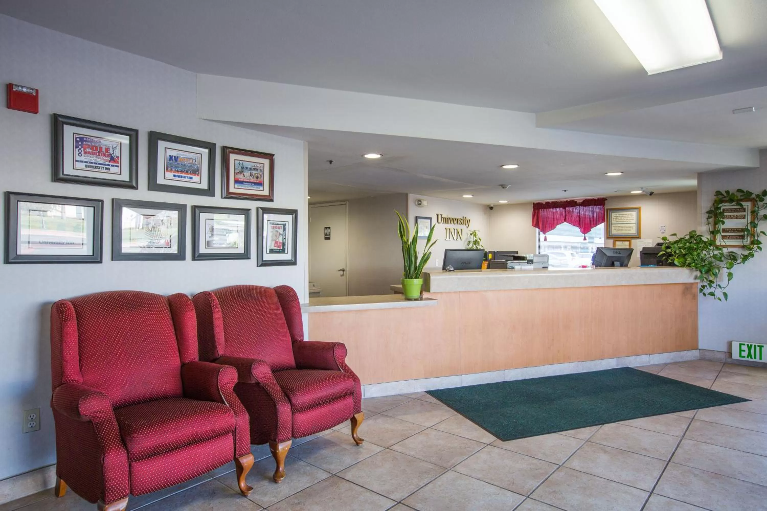 Lobby or reception in University Inn Fresno