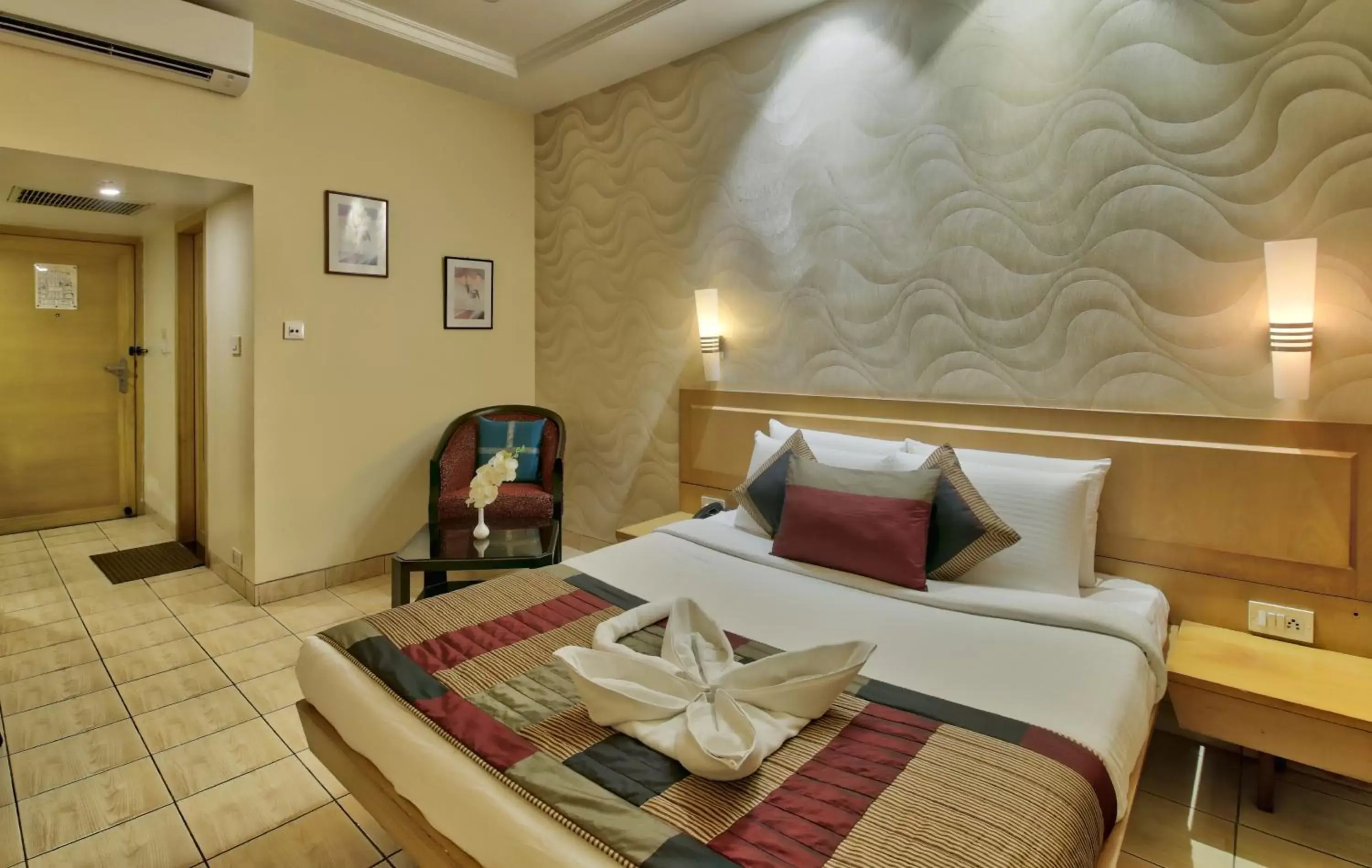 Bed in Vishwaratna Hotel