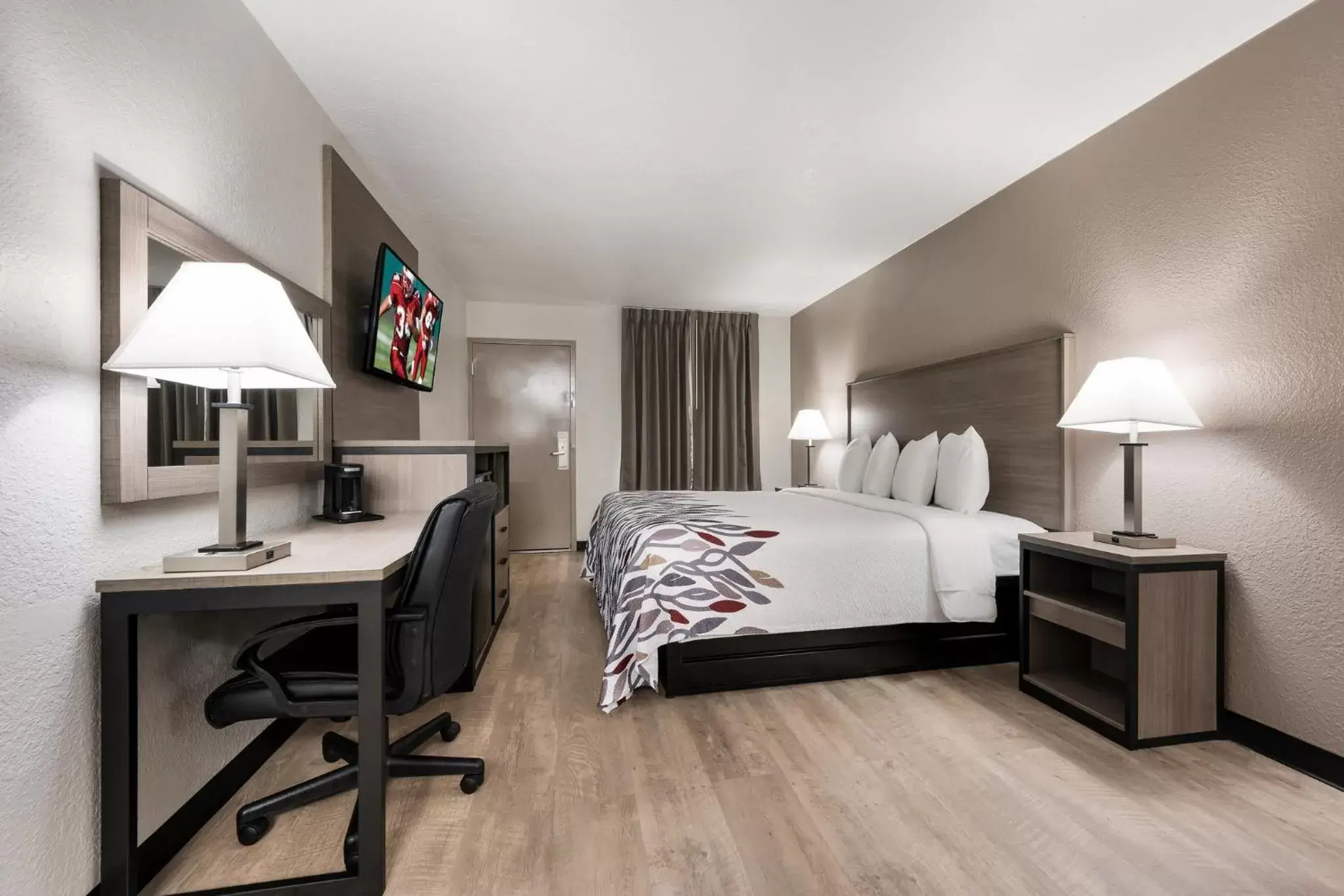 Photo of the whole room, Bed in Red Roof Inn Birmingham South Photo of the whole room, Bed in Red Roof Inn Birmingham South