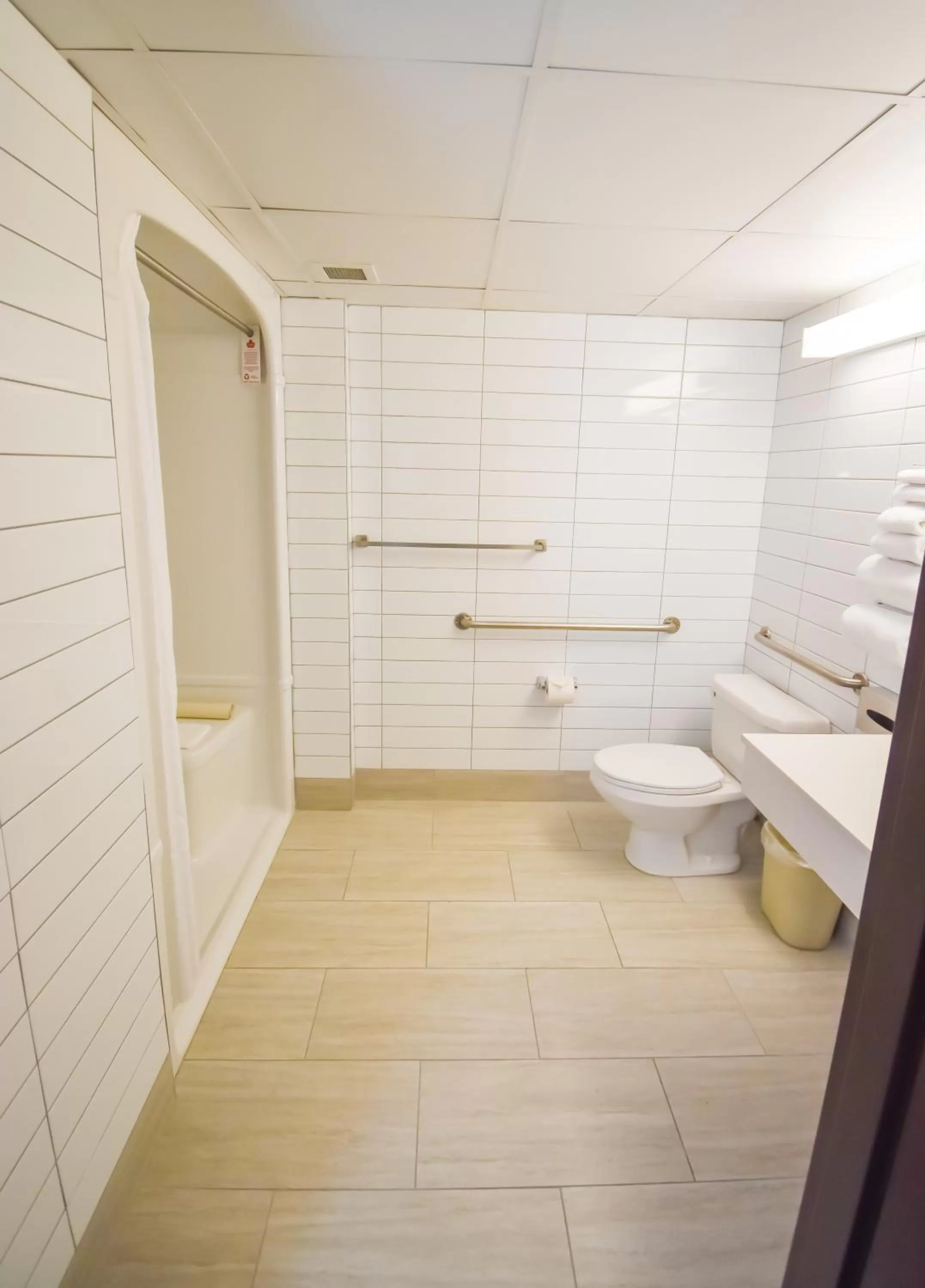 Shower in Canad Inns Destination Centre Club Regent Casino Hotel