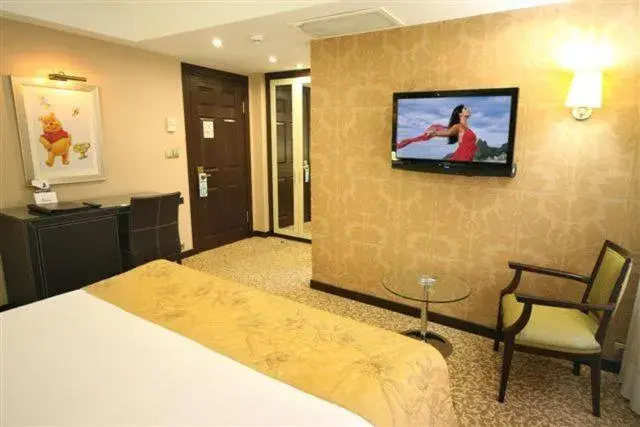 Bed, TV/Entertainment Center in Cartoon Hotel