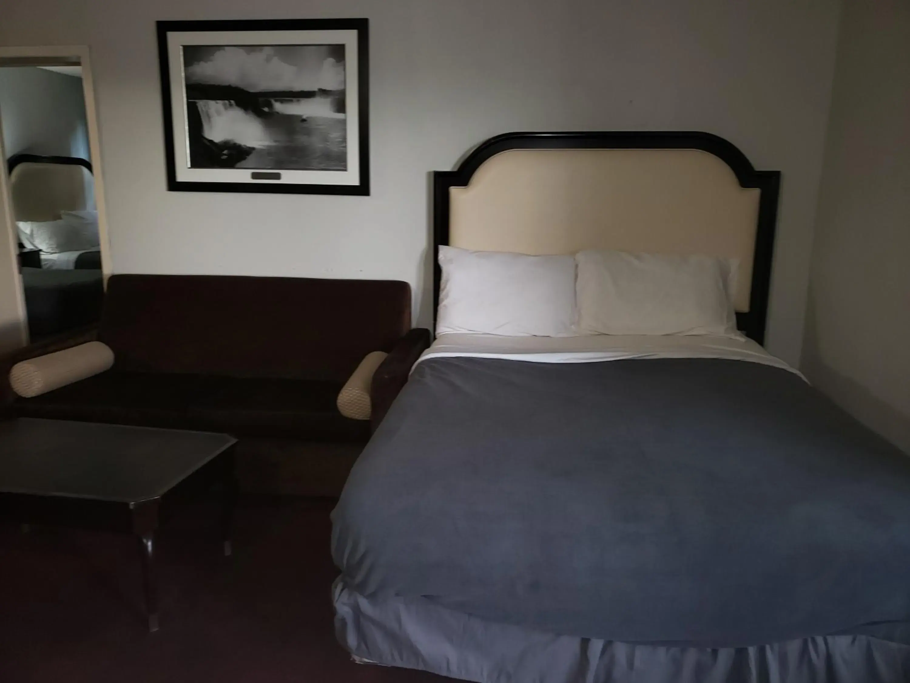 Bed in Niagara Falls Courtside Inn
