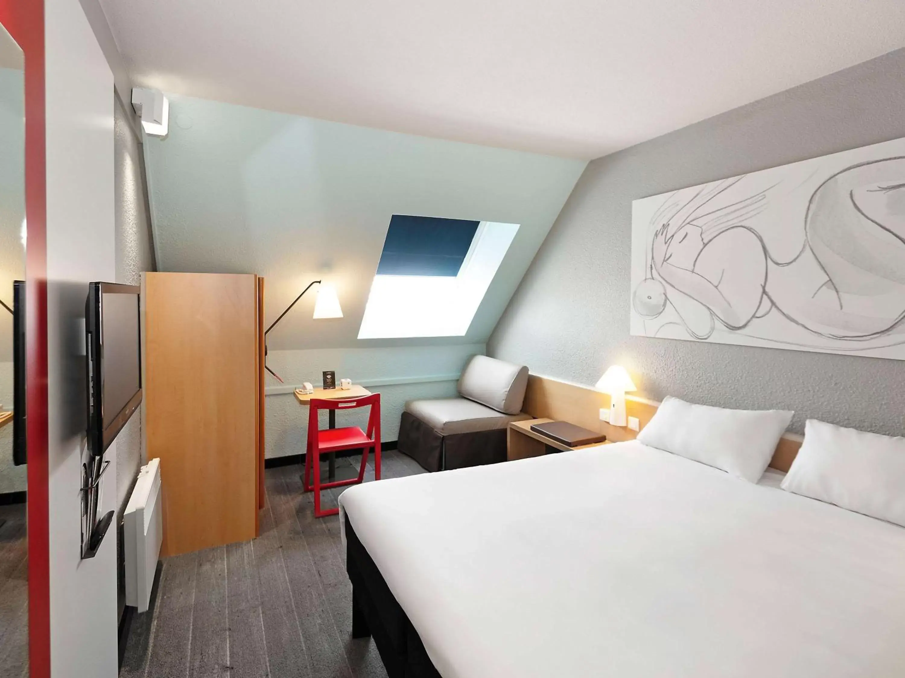 Photo of the whole room, Bed in ibis Epernay Centre Ville