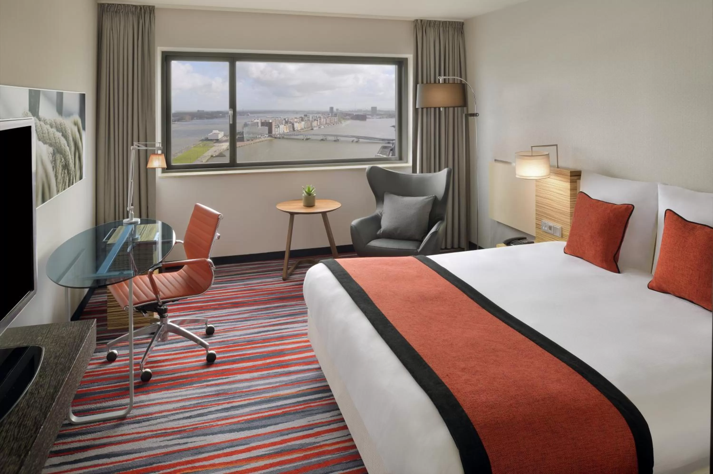 Photo of the whole room, Bed in Mövenpick Hotel Amsterdam City Centre