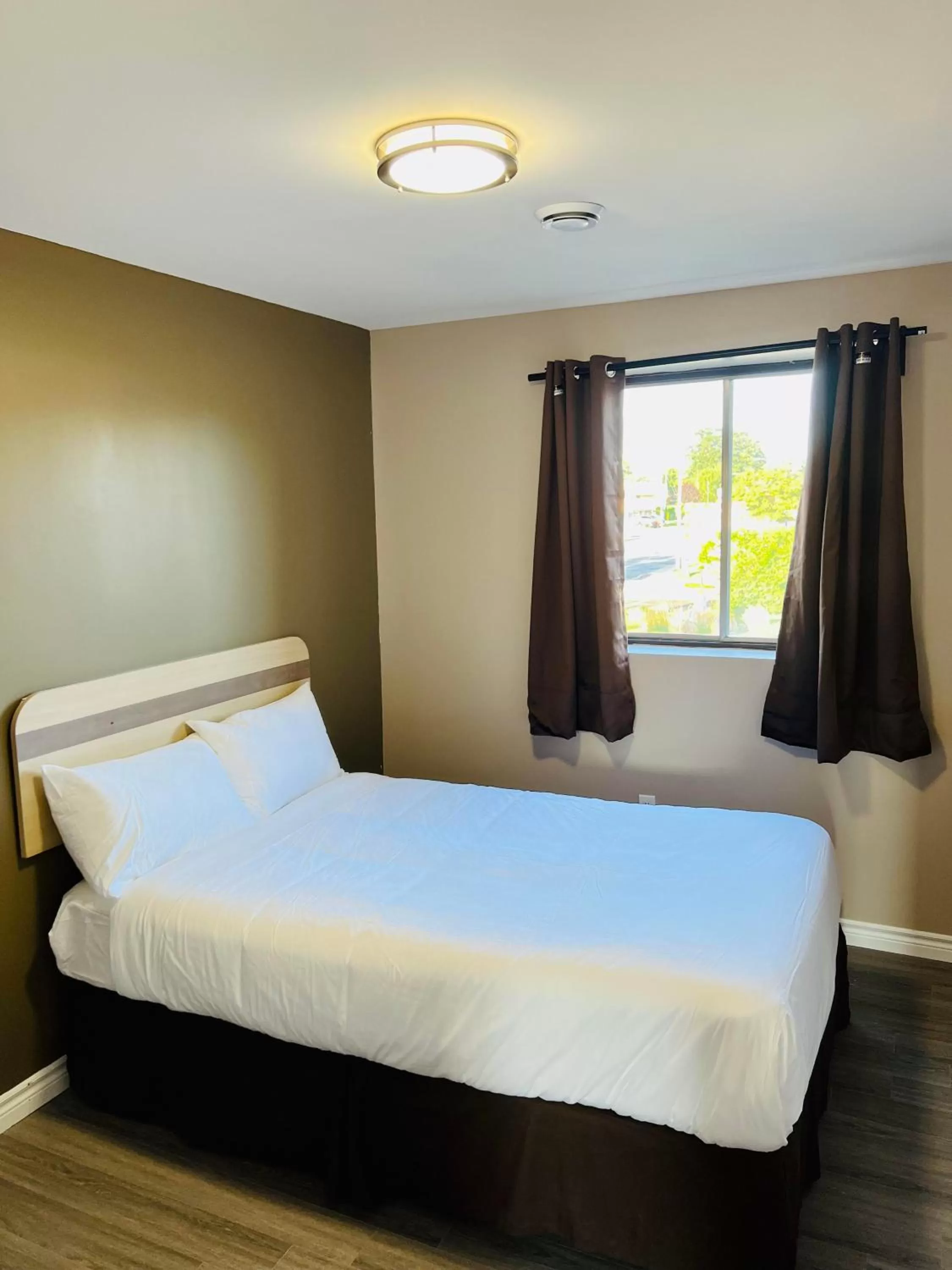 Bedroom in Super 8 by Wyndham Niagara Falls ON