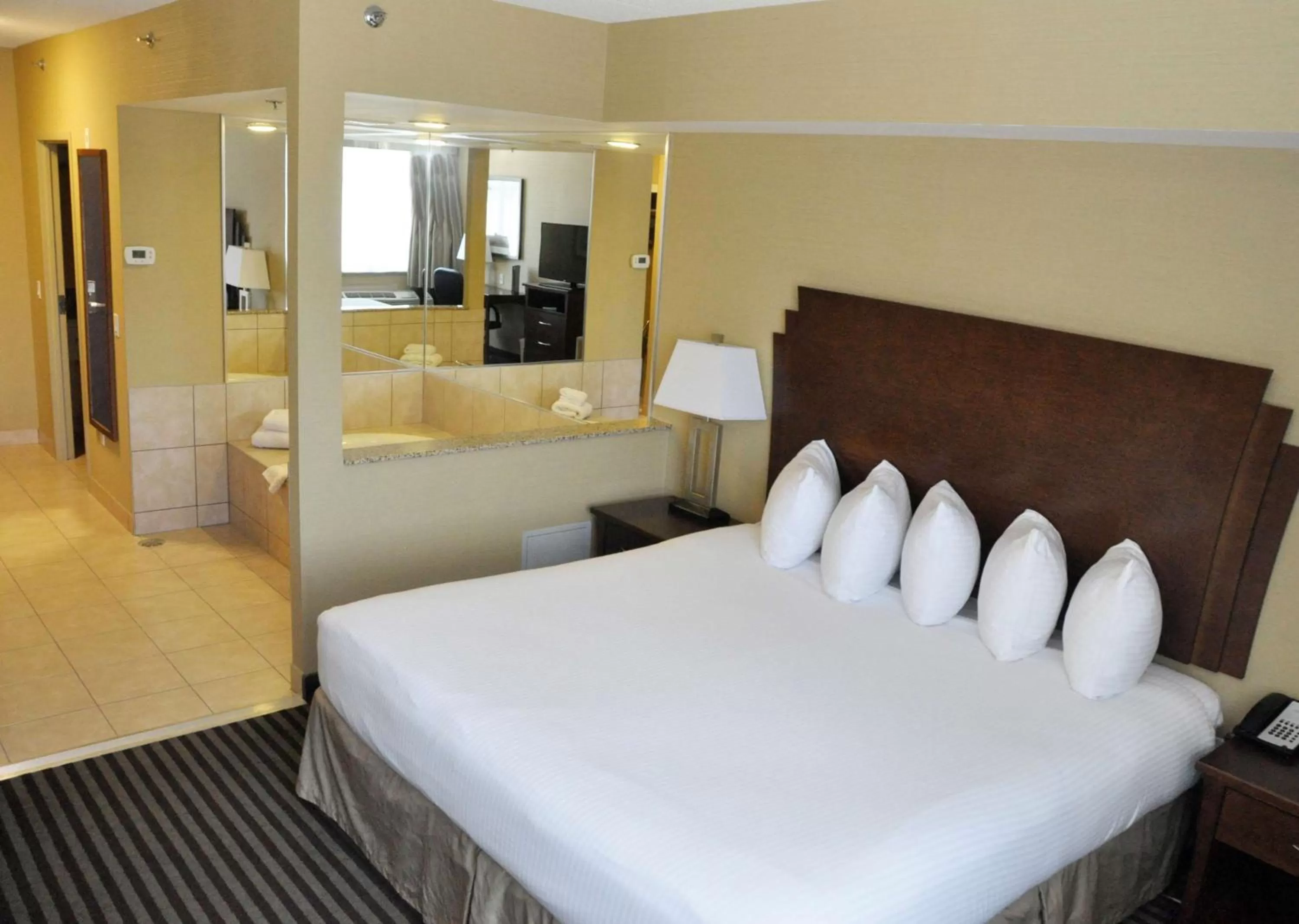 Bedroom, Bed in Best Western Plus Barrie