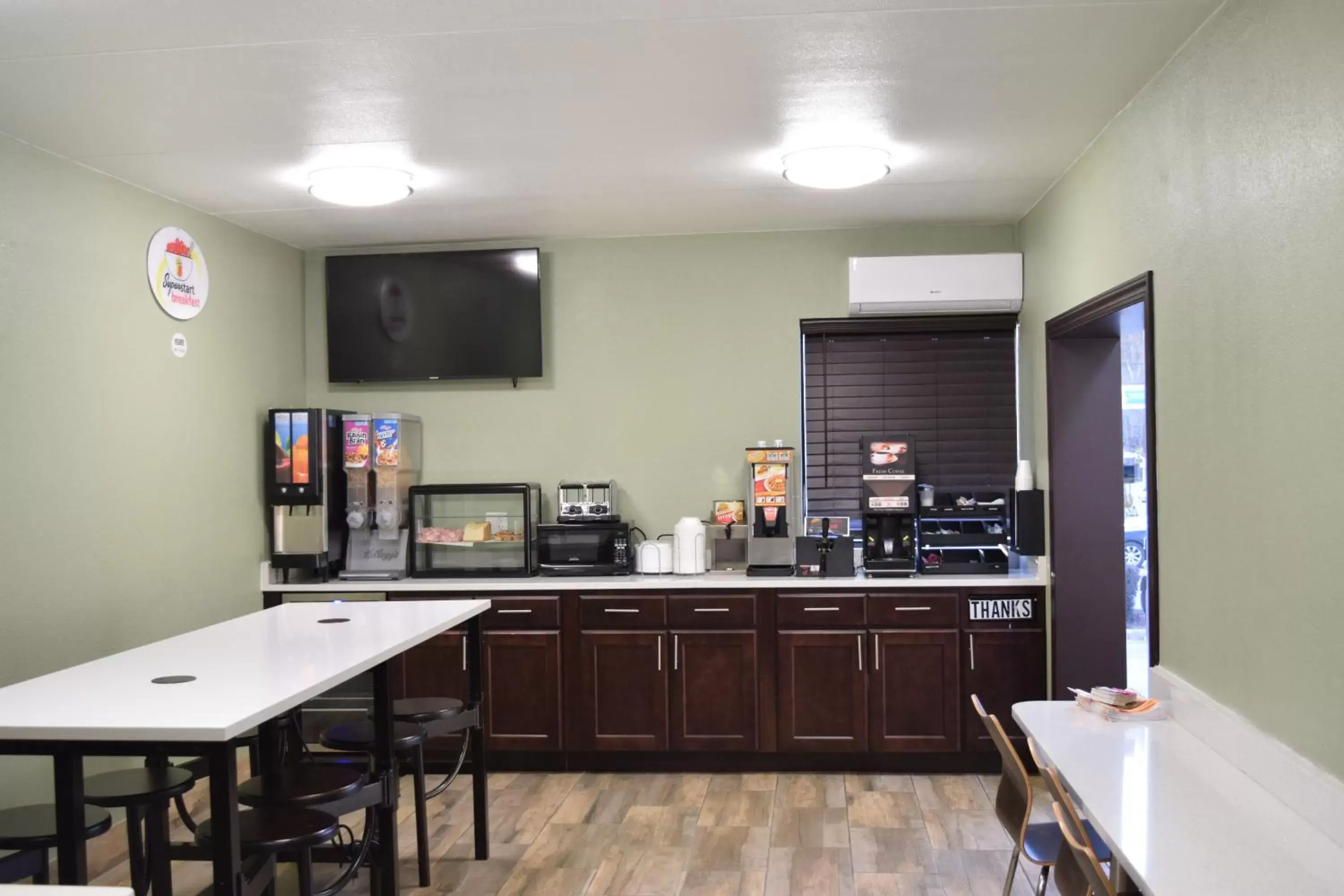 Restaurant/places to eat, Kitchen/Kitchenette in Super 8 Downtown Raleigh