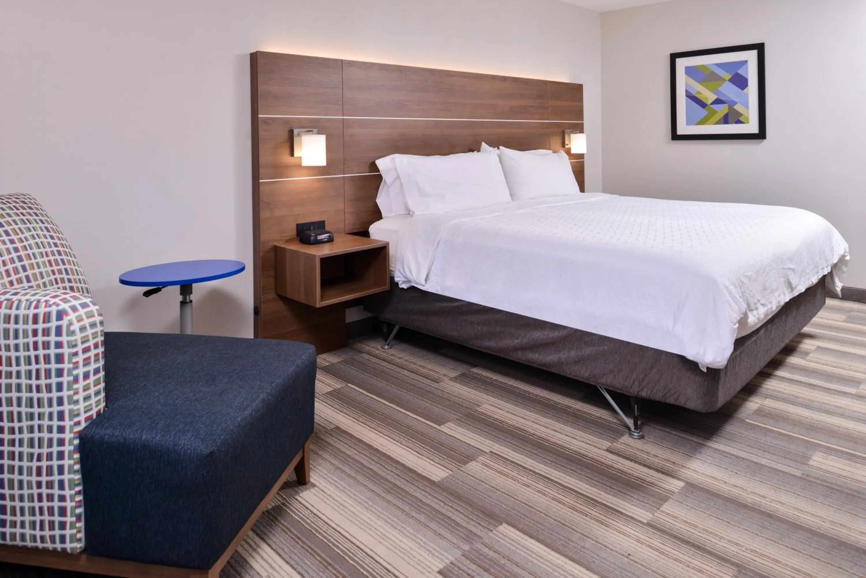 Photo of the whole room, Bed in Holiday Inn Express Hotel & Suites Elgin by IHG