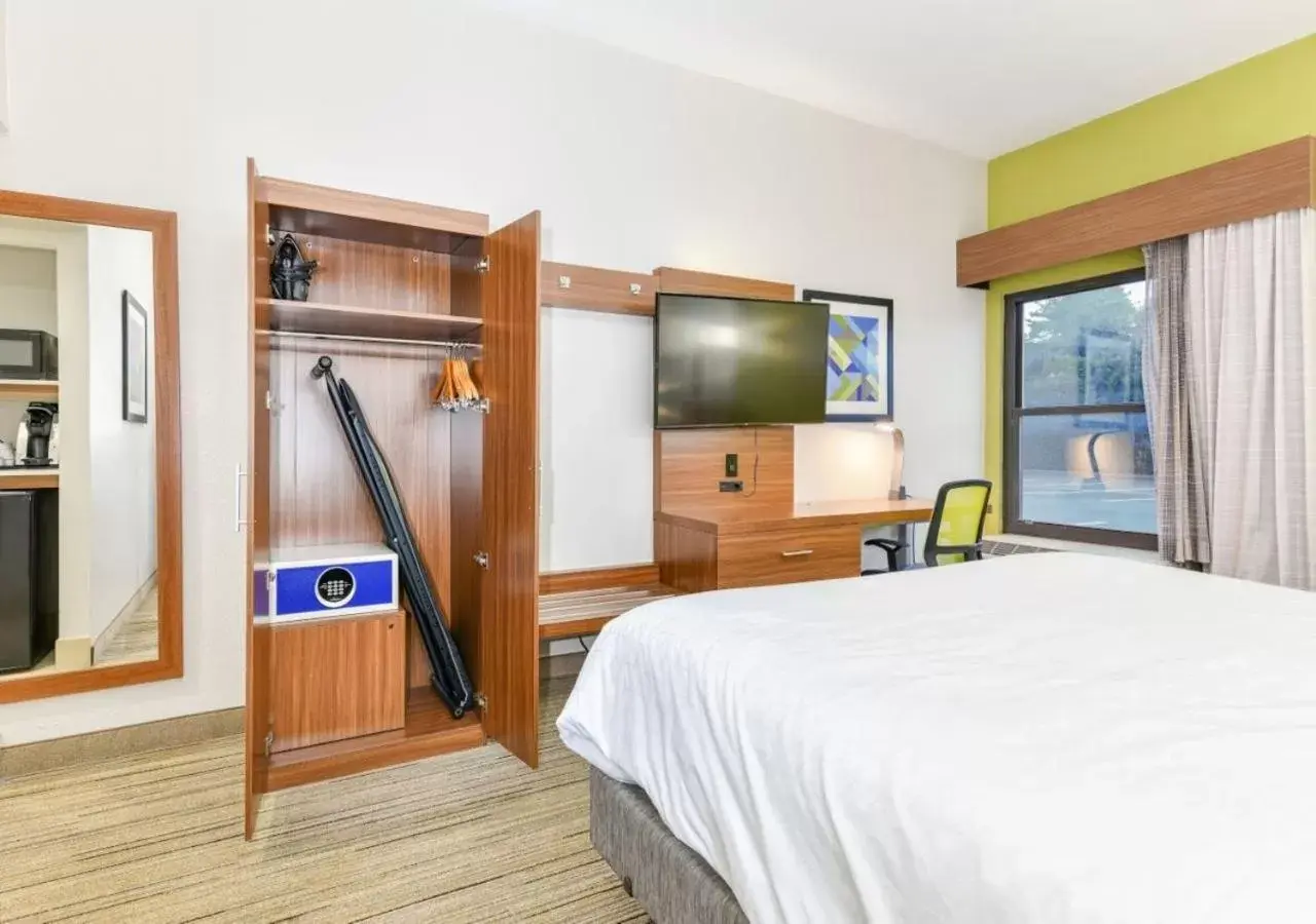 wardrobe, TV/Entertainment Center in Holiday Inn Express Hotel & Suites Pigeon Forge, an IHG Hotel
