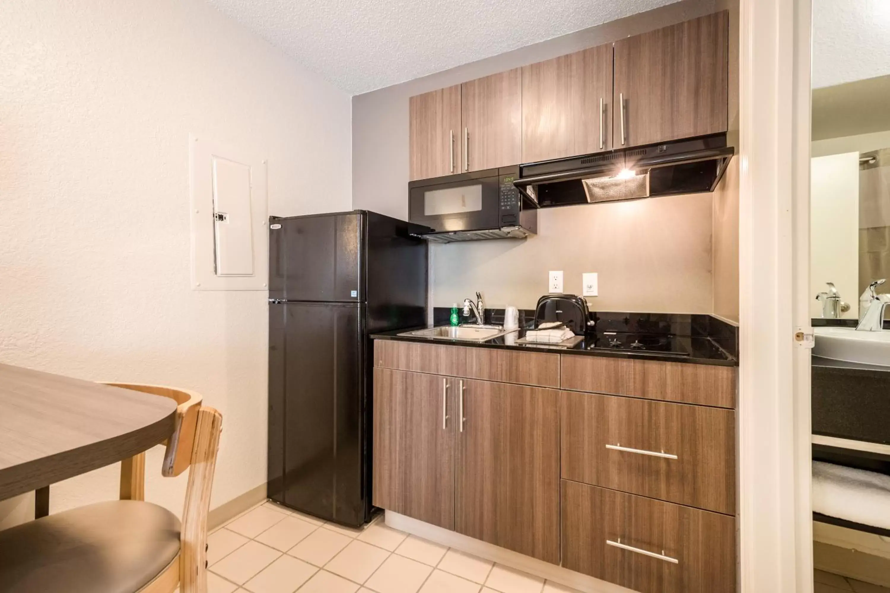 Kitchen or kitchenette, Kitchen/Kitchenette in Studio 6-Duluth, GA - Atlanta - Gwinnett Place